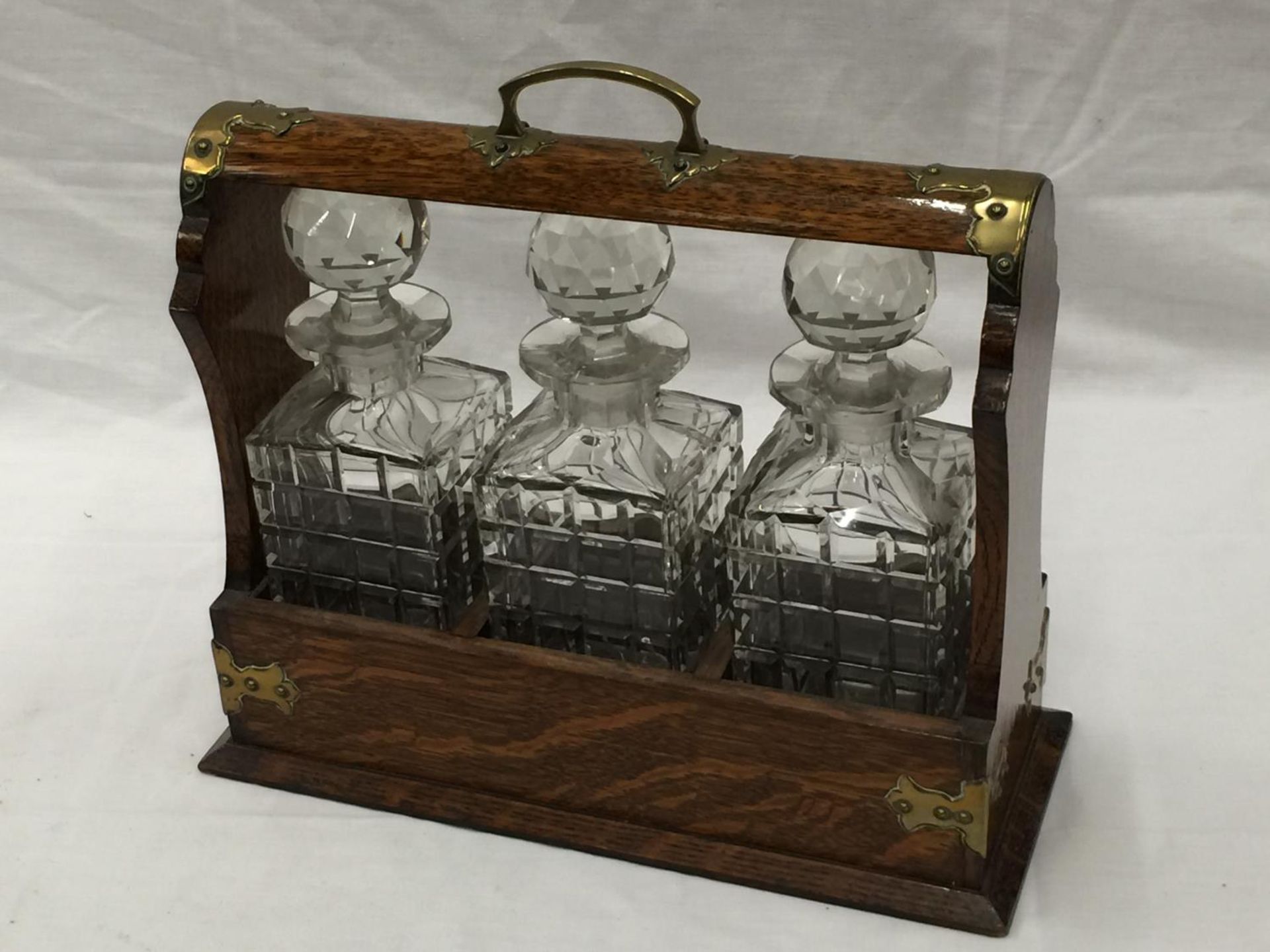 A VINTAGE MAHOGANY TANTALUS DECANTER SET WITH BRASS DETAILING AND A KEY - Image 7 of 9