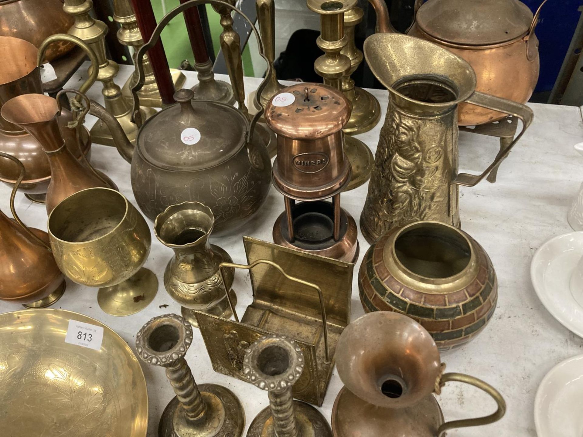 A LARGE QUANTITY OF BRASS AND COPPER ITEMS TO INCLUDE PANS, COPPER KETTLES AND STANDS, CANDLESTICKS, - Image 3 of 8