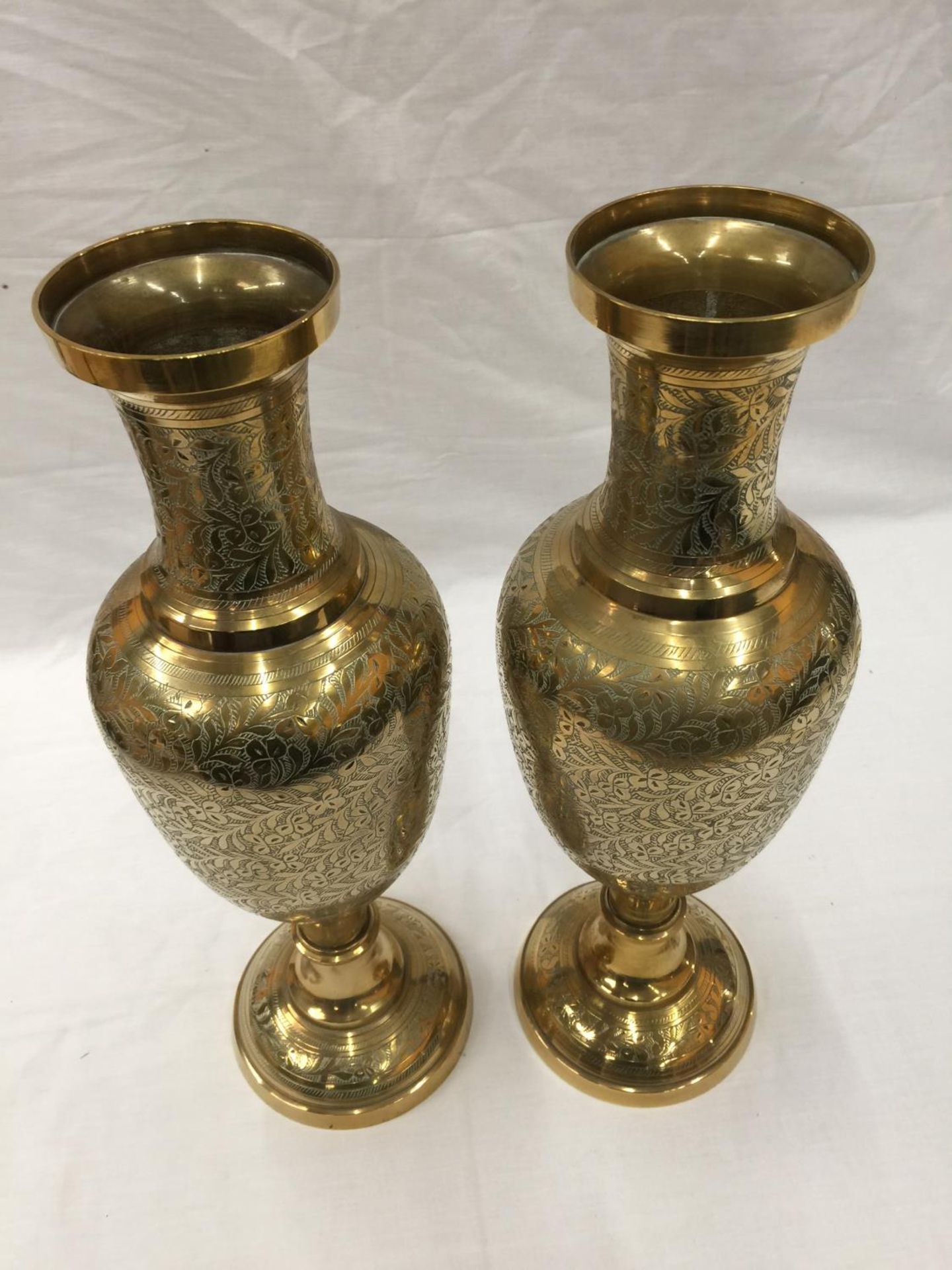 A PAIR OF HEAVY BRASS INDIAN STYLE VASES WITH ETCHED FLORAL LEAF DESIGN H: 45CM - Image 4 of 12