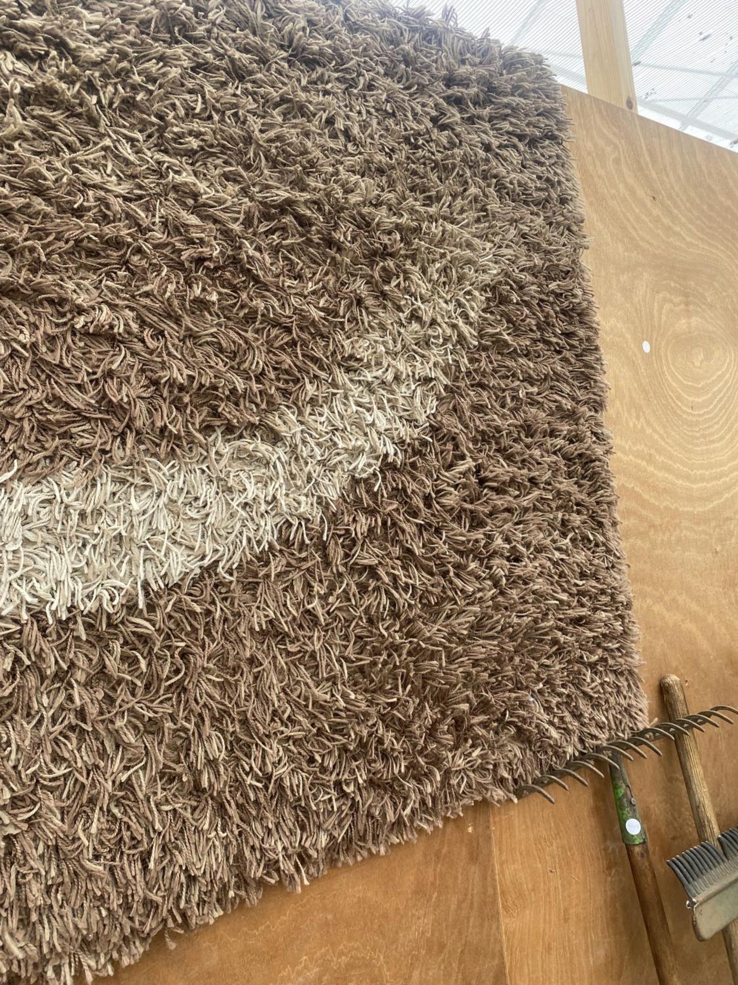 A MODERN BROWN RUG - Image 2 of 3