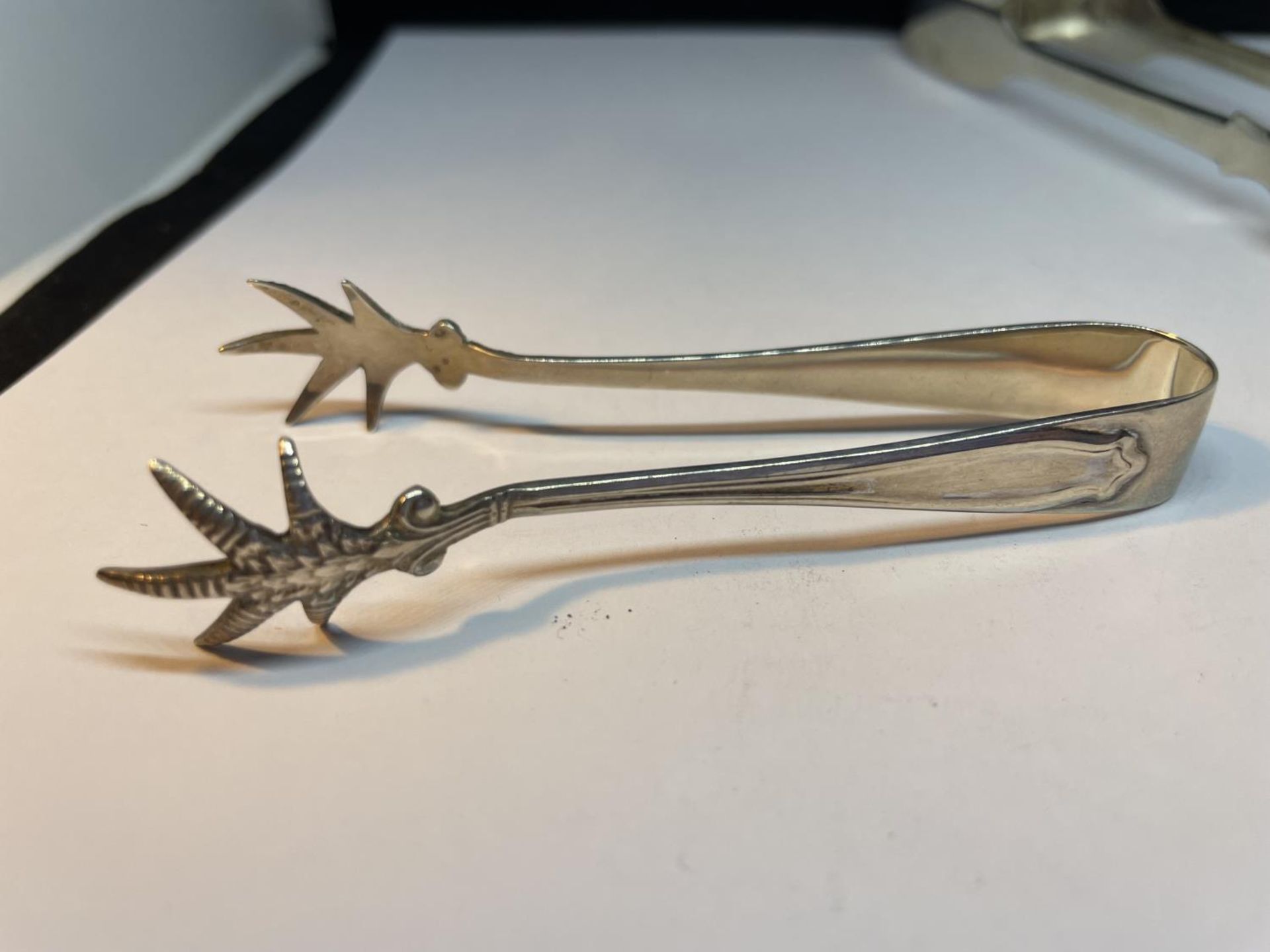 TWO PAIRS OF HALLMARKED SILVER TONGS TO INCLUDE A LONDON AND A SHEFFIELD - Image 2 of 5
