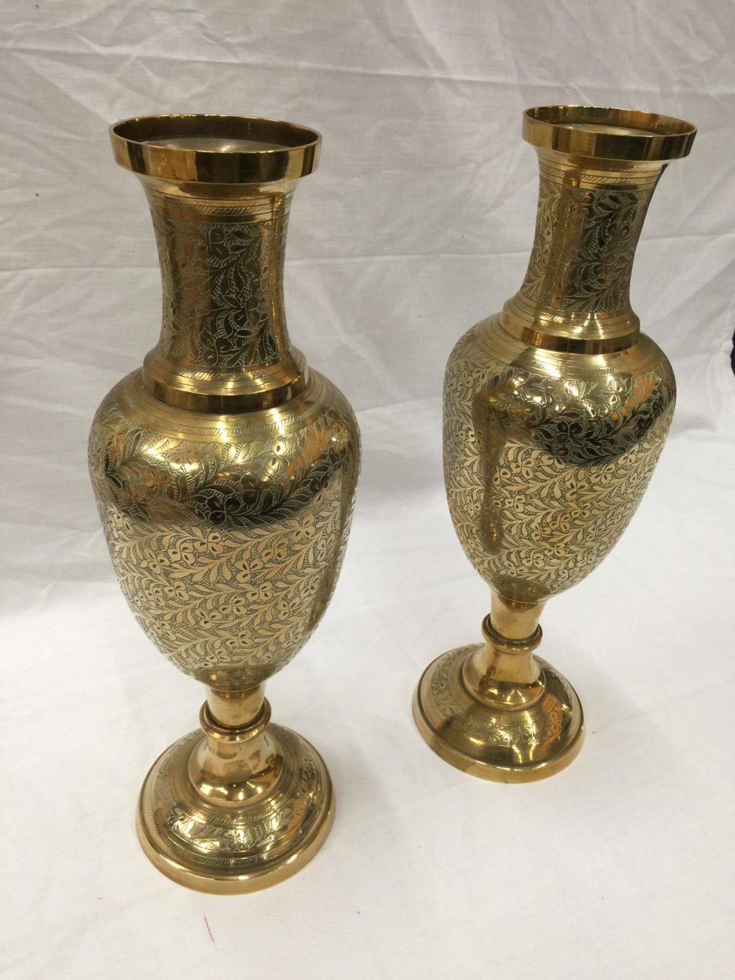 A PAIR OF HEAVY BRASS INDIAN STYLE VASES WITH ETCHED FLORAL LEAF DESIGN H: 45CM - Image 5 of 12