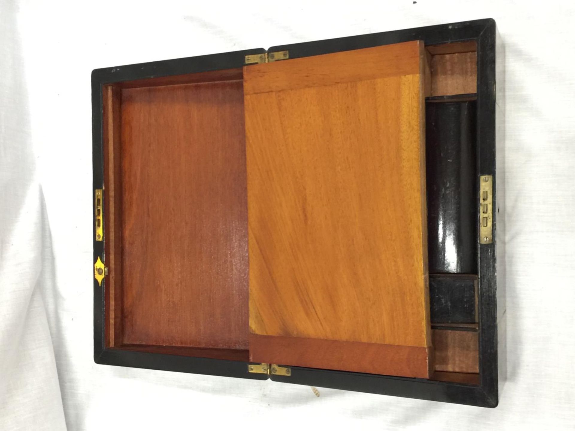 A MAHOGANY WRITING SLOPE WITH BRASS INLAYS W: 35CM - Image 5 of 8