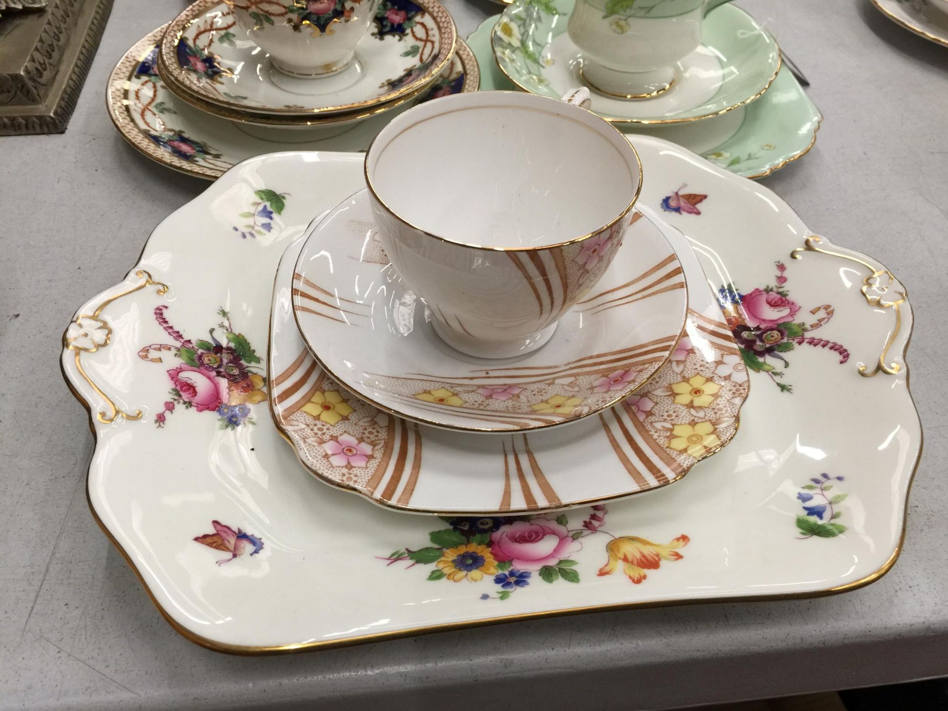 A QUANTITY OF CHINA TRIOS TO INCLUDE PARAGON, ROYAL STAFFORD 'ROSE PANSY', TUSCAN, ROYAL WORCESTER - Image 2 of 6