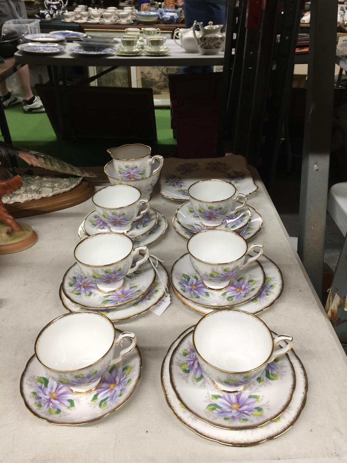 A ROYAL STAFFORD 'DAHLIA' TEASET TO INCLUDE CAKE PLATE, CREAM JUG, SUGAR BOWL, CUPS, SAUCERS AND