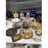 AN ASSORTMENT OF ITEMS TO INCLUDE CERAMIC BOWLS AND PLATES, WOODEN FIGURES AND A COLOURED GLASS VASE