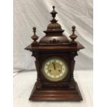 A 19TH CENTURY MAHOGANY CASED BRACKET CLOCK WITH BRASS AND WHITE DIAL AND TURNED FINIALS