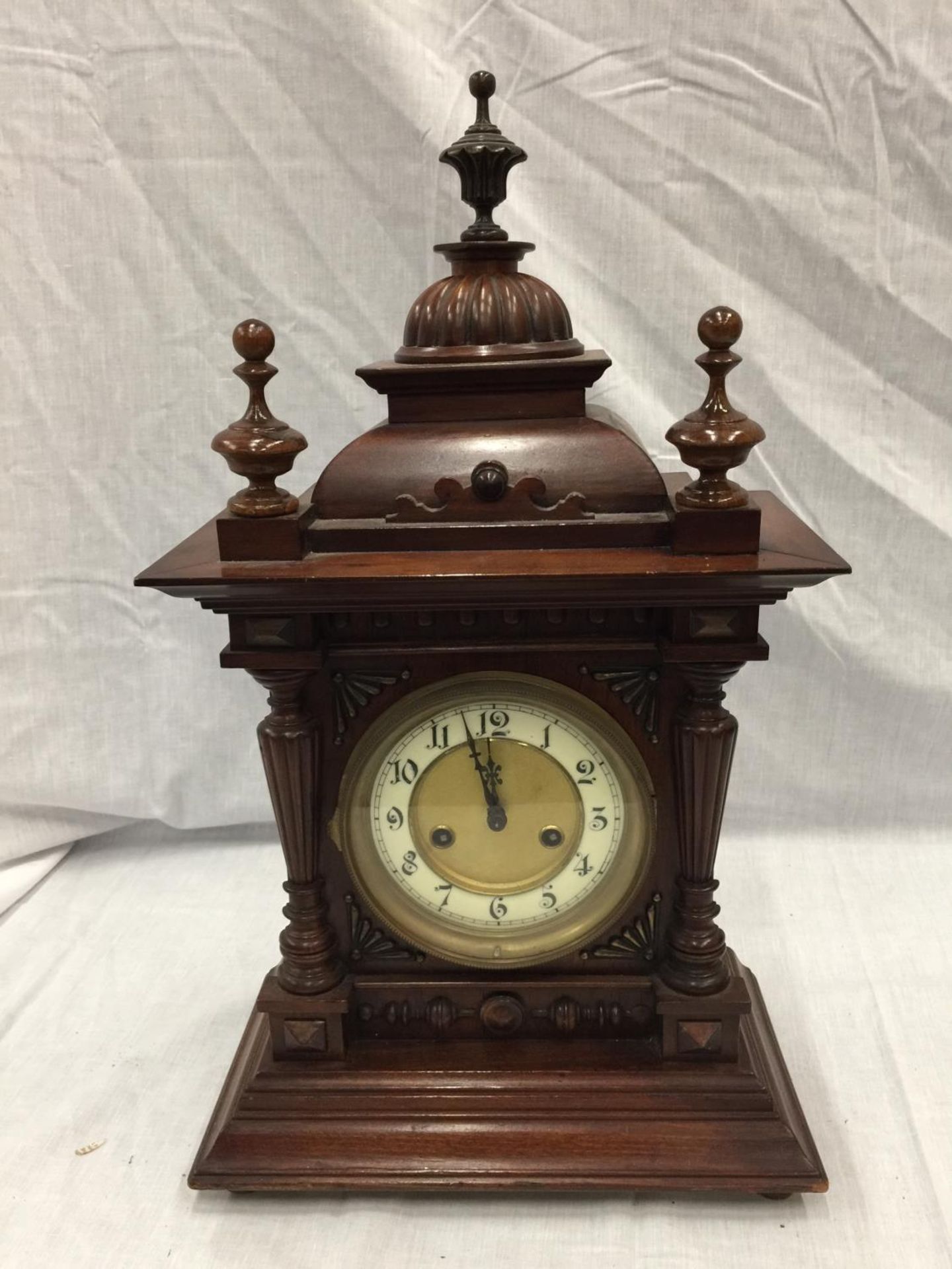 A 19TH CENTURY MAHOGANY CASED BRACKET CLOCK WITH BRASS AND WHITE DIAL AND TURNED FINIALS
