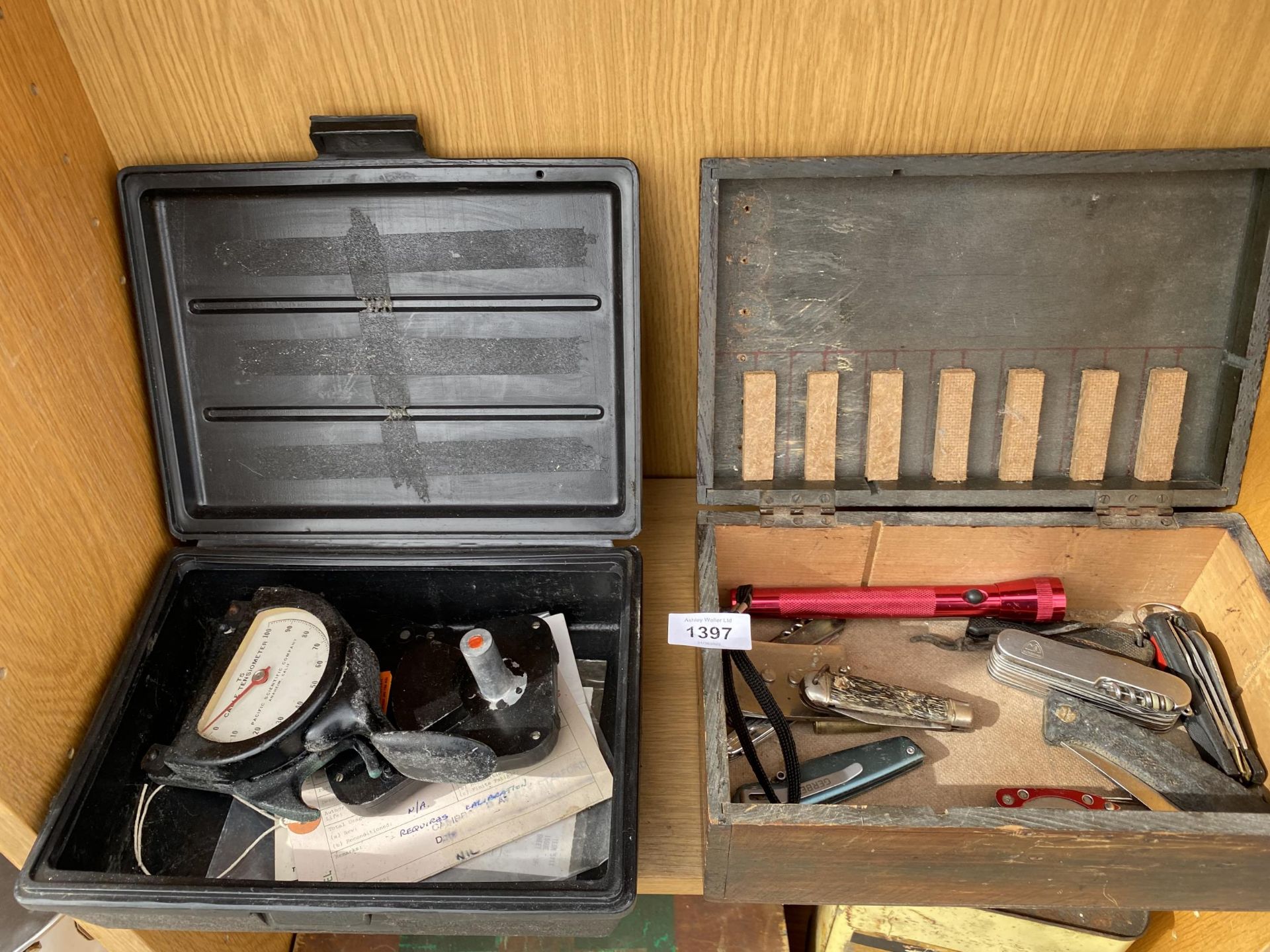AN ASSORTMENT OF POCKET KNIVES AND A CABLE TENSIOMETER