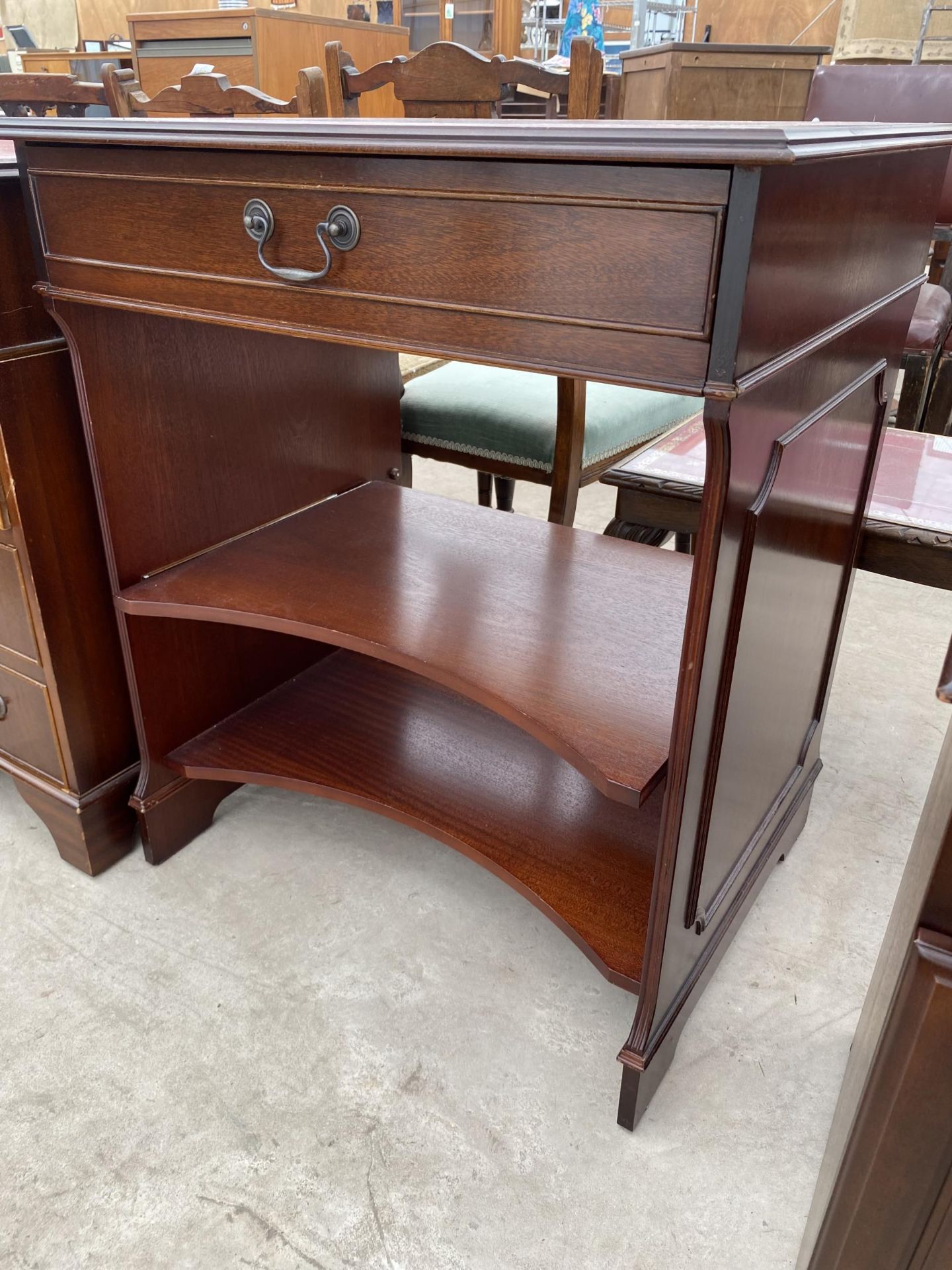 A SMALL MAHOGANY COMPUTER TABLE WITH SINGLE DRAWER AND RED LEATHER TOP - Image 3 of 6