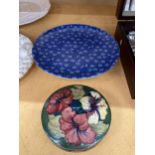 A SPODE PENNY LANE 'DAISY SHADE' CAKE STAND AND A MOORCROFT 'PANSY'LIDDED BOWL - A/F CHIPPED