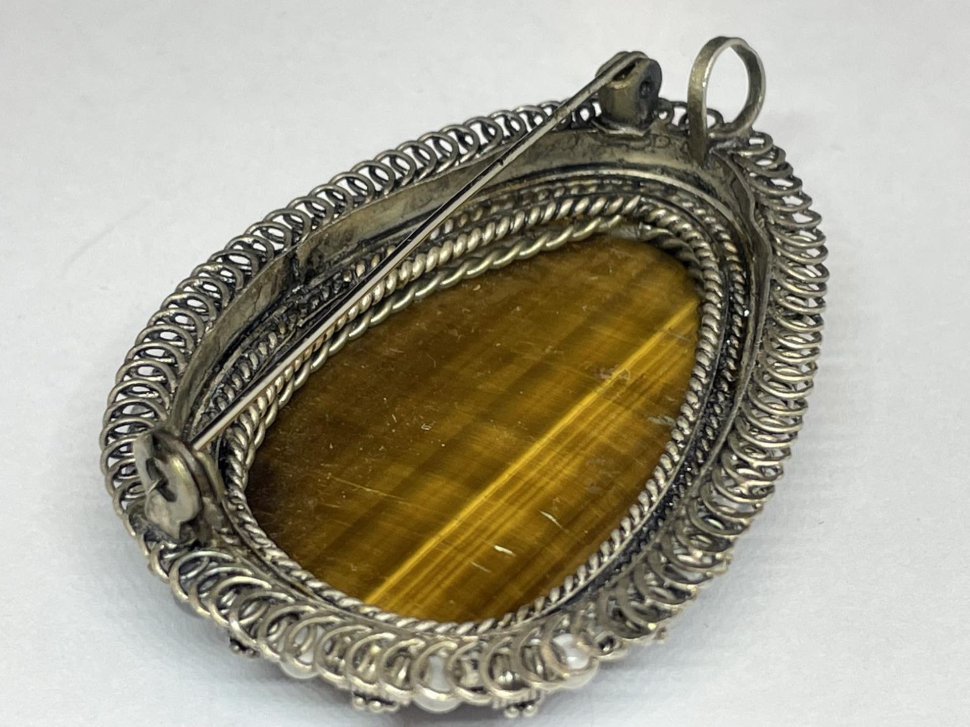 A LARGE SILVER TIGERS EYE BROOCH - Image 2 of 2