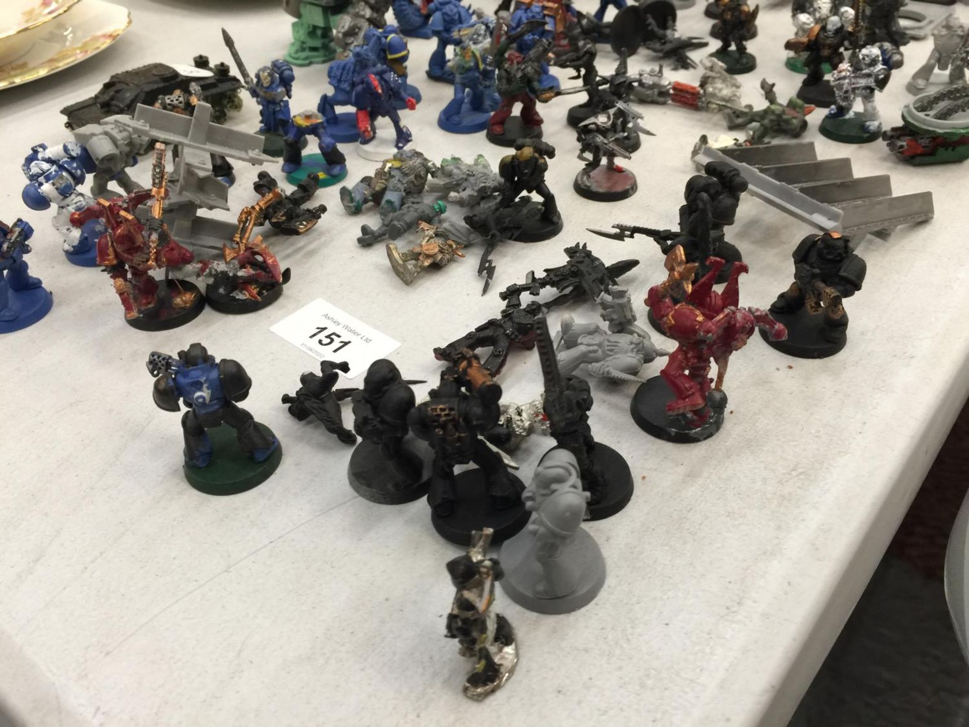 A LARGE COLLECTION OF WARHAMMER FIGURES AND VEHICLES - Bild 8 aus 8