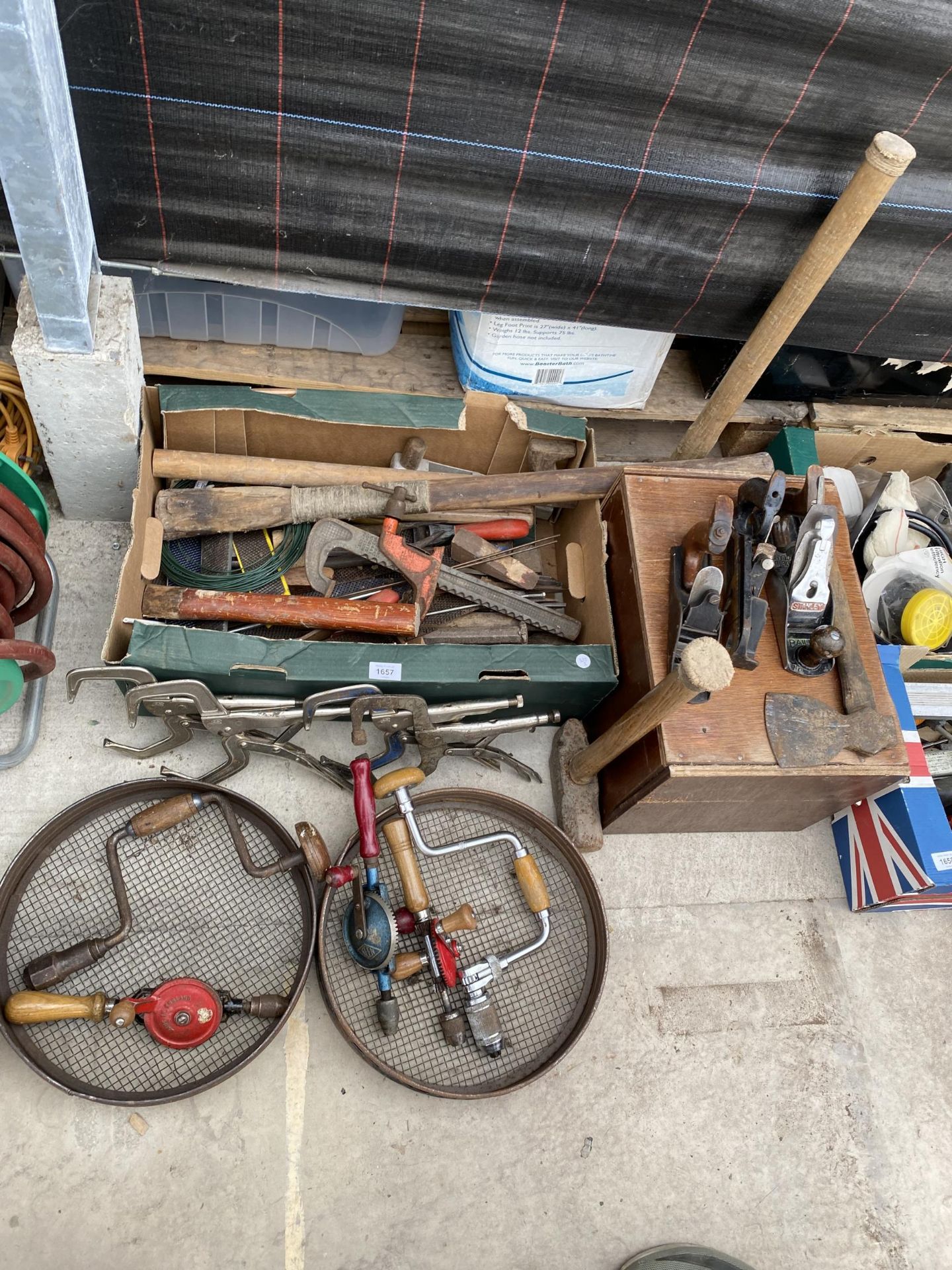 AN ASSORTMENT OF VINTAGE TOOLS TO INCLUDE WOOD PLANES, BRACE DRILLS AND AN AXE ETC