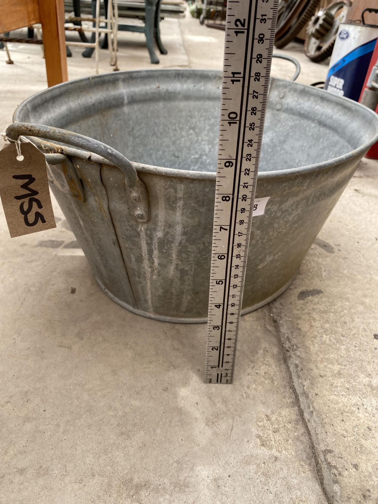 A VINATGE GALVANISED TIN BATH - Image 3 of 3