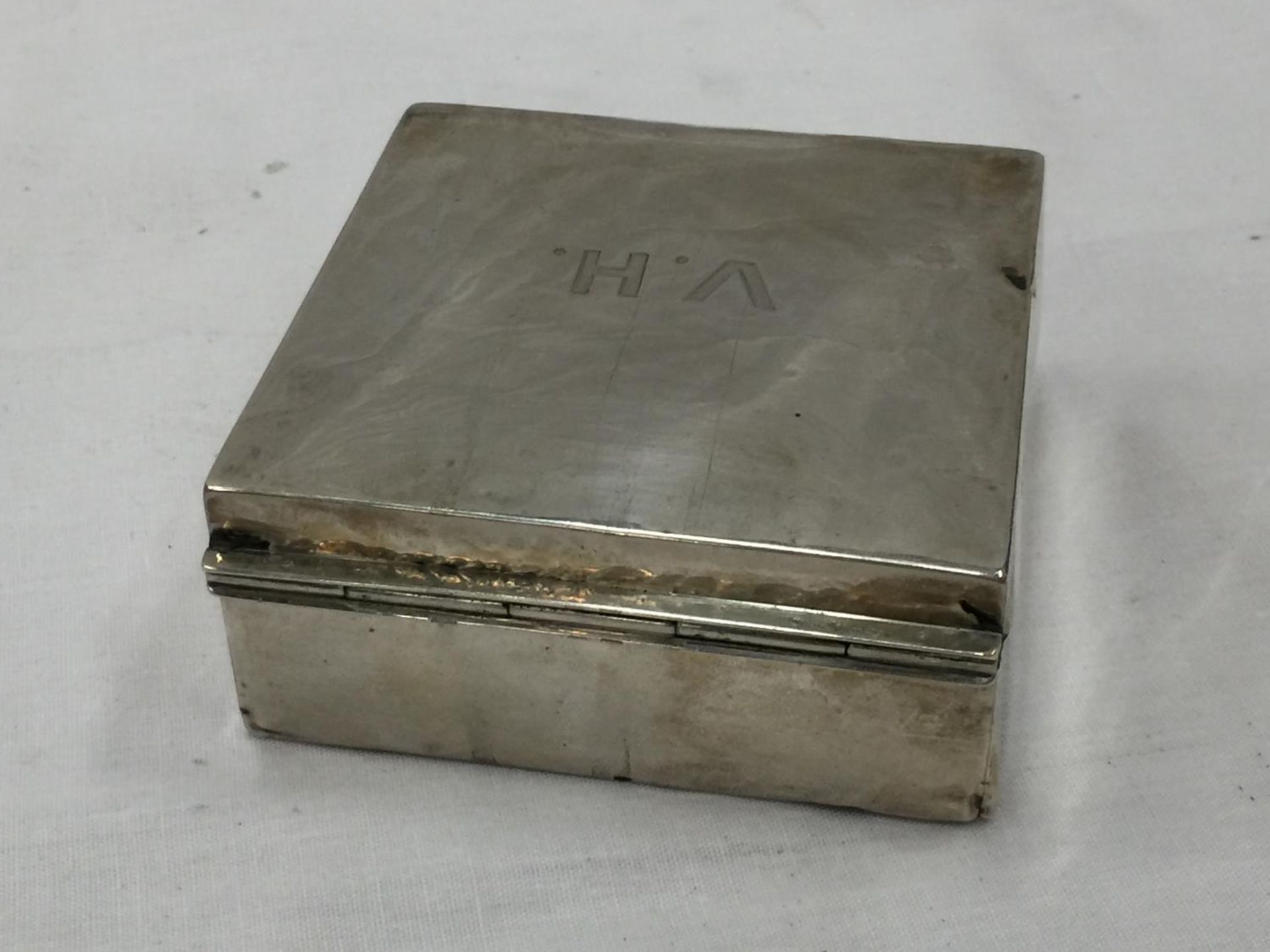 A HALLMARKED (INDISTINCT) SILVER TRINKET BOX WITH WOODEN LINING. WEIGHT: 234 GRAMS - Image 6 of 8