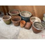 AN ASSORTMENT OF TERRACOTTA AND GLAZED GARDEN POTS AND PLANTERS