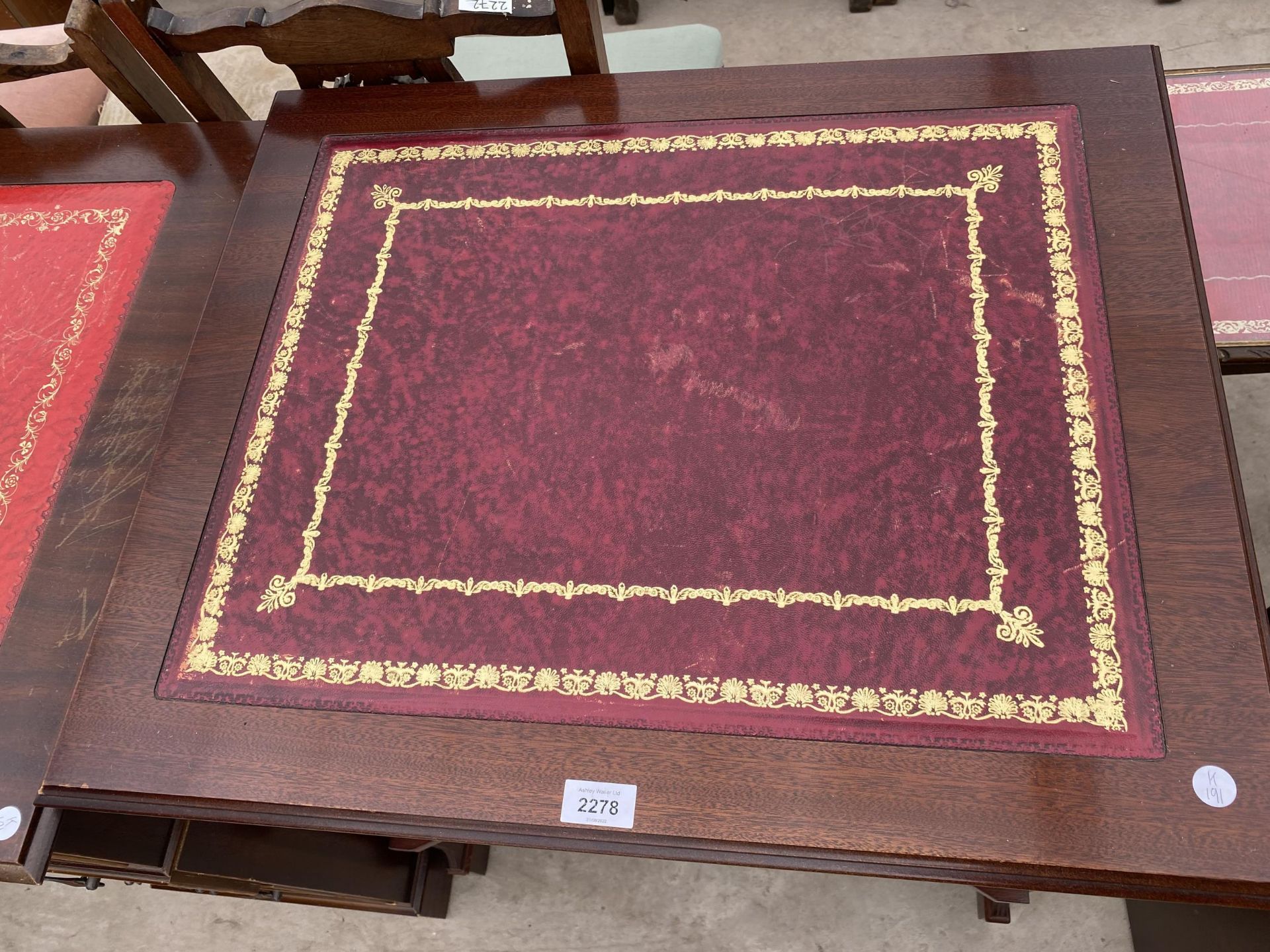 A SMALL MAHOGANY COMPUTER TABLE WITH SINGLE DRAWER AND RED LEATHER TOP - Image 4 of 6