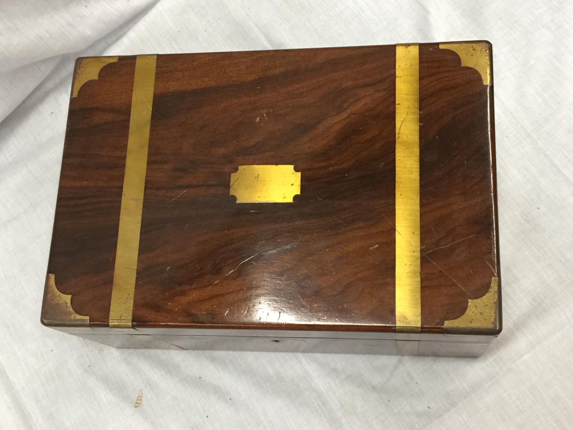 A MAHOGANY WRITING SLOPE WITH BRASS INLAYS W: 35CM - Image 4 of 8