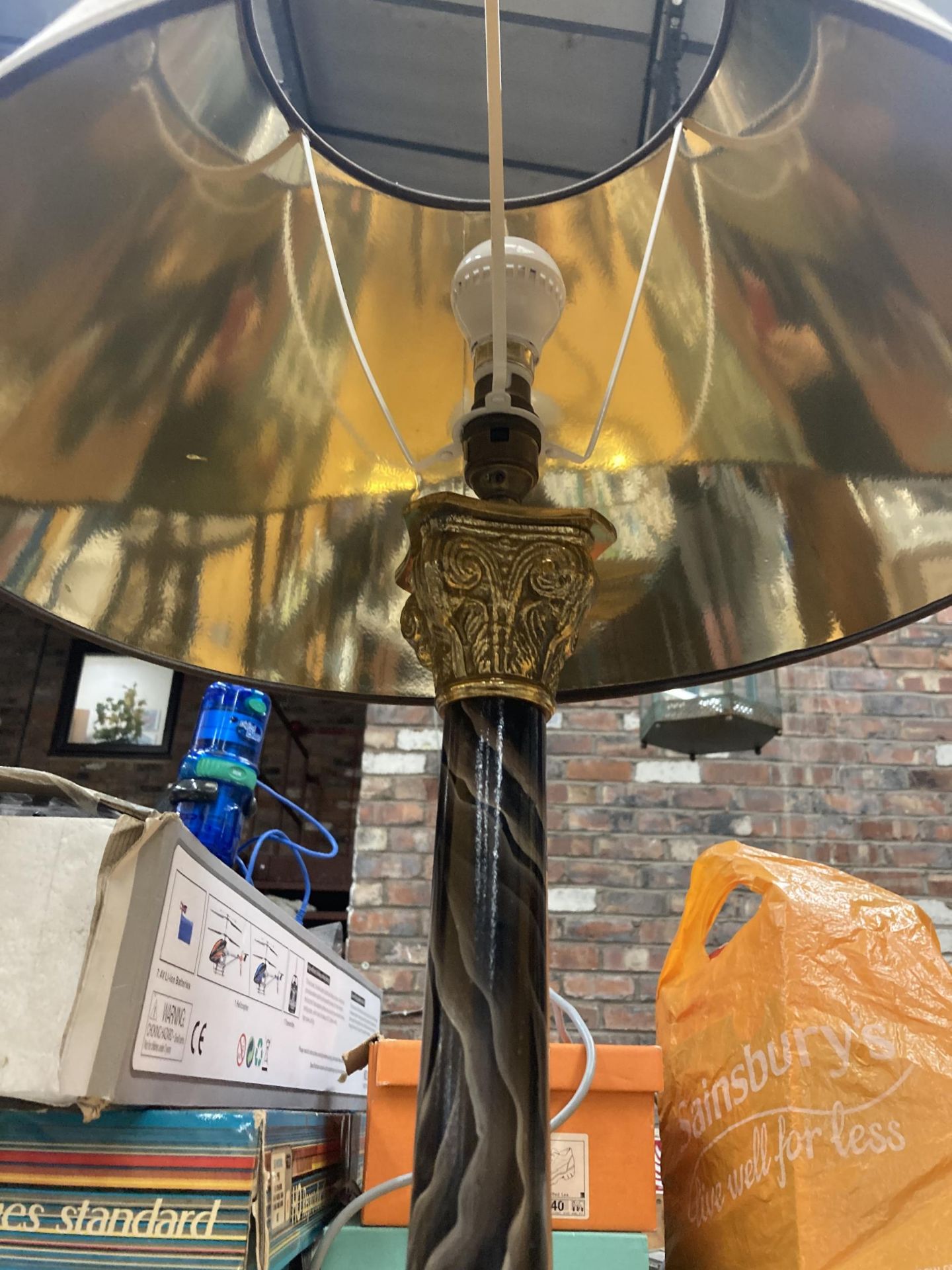 A LARGE BRASS BASED TABLE LAMP WITH SHADE HEIGHT APPROX 42CM TO TOP OF BASE - Image 3 of 3