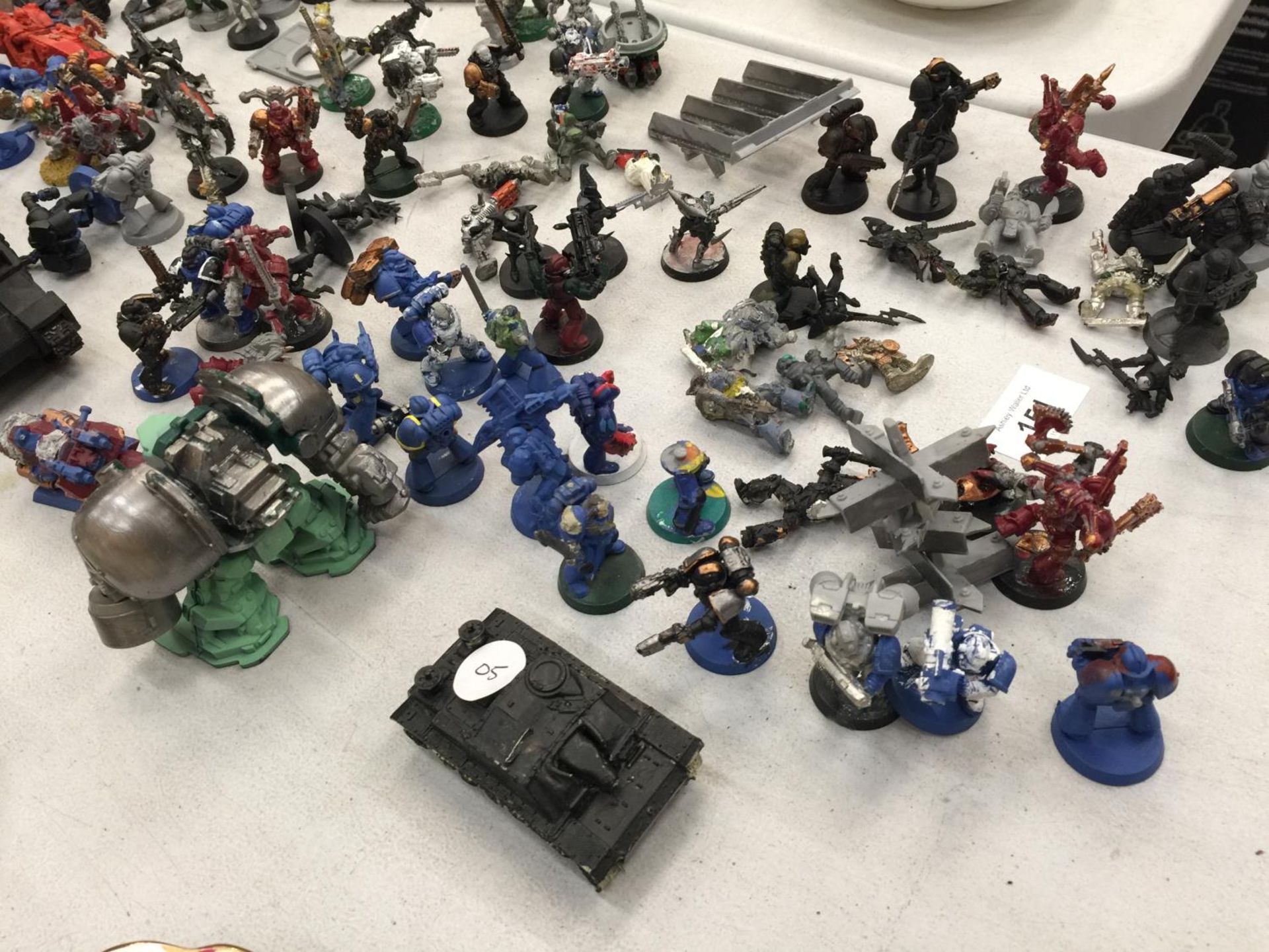 A LARGE COLLECTION OF WARHAMMER FIGURES AND VEHICLES - Bild 2 aus 8