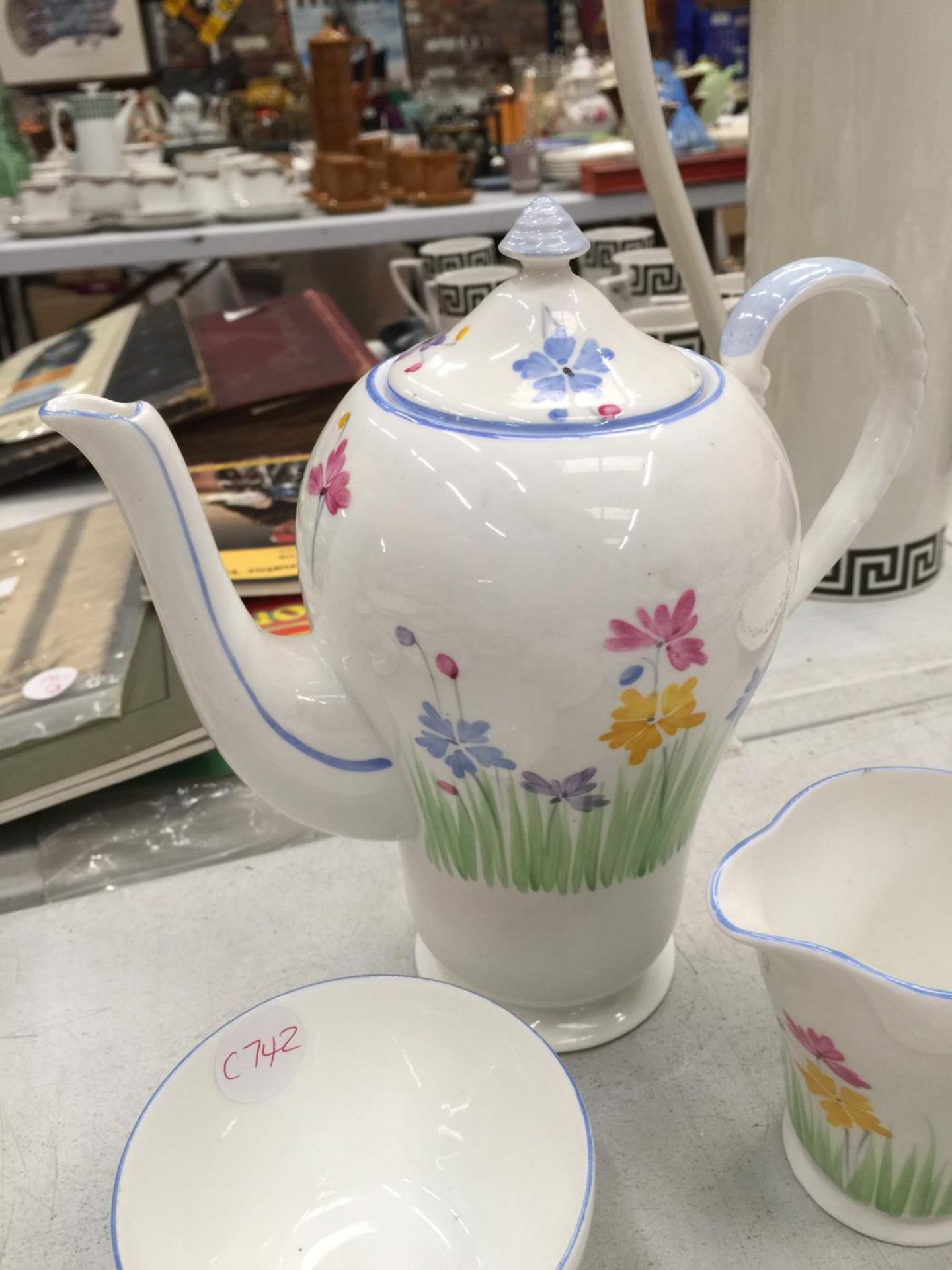 A VINTAGE GRAFTON TEASET WITH FLORAL PATTERN TO INCLUDE TEAPOT, CUPS AND SAUCERS, CREAM JUG AND - Image 4 of 6