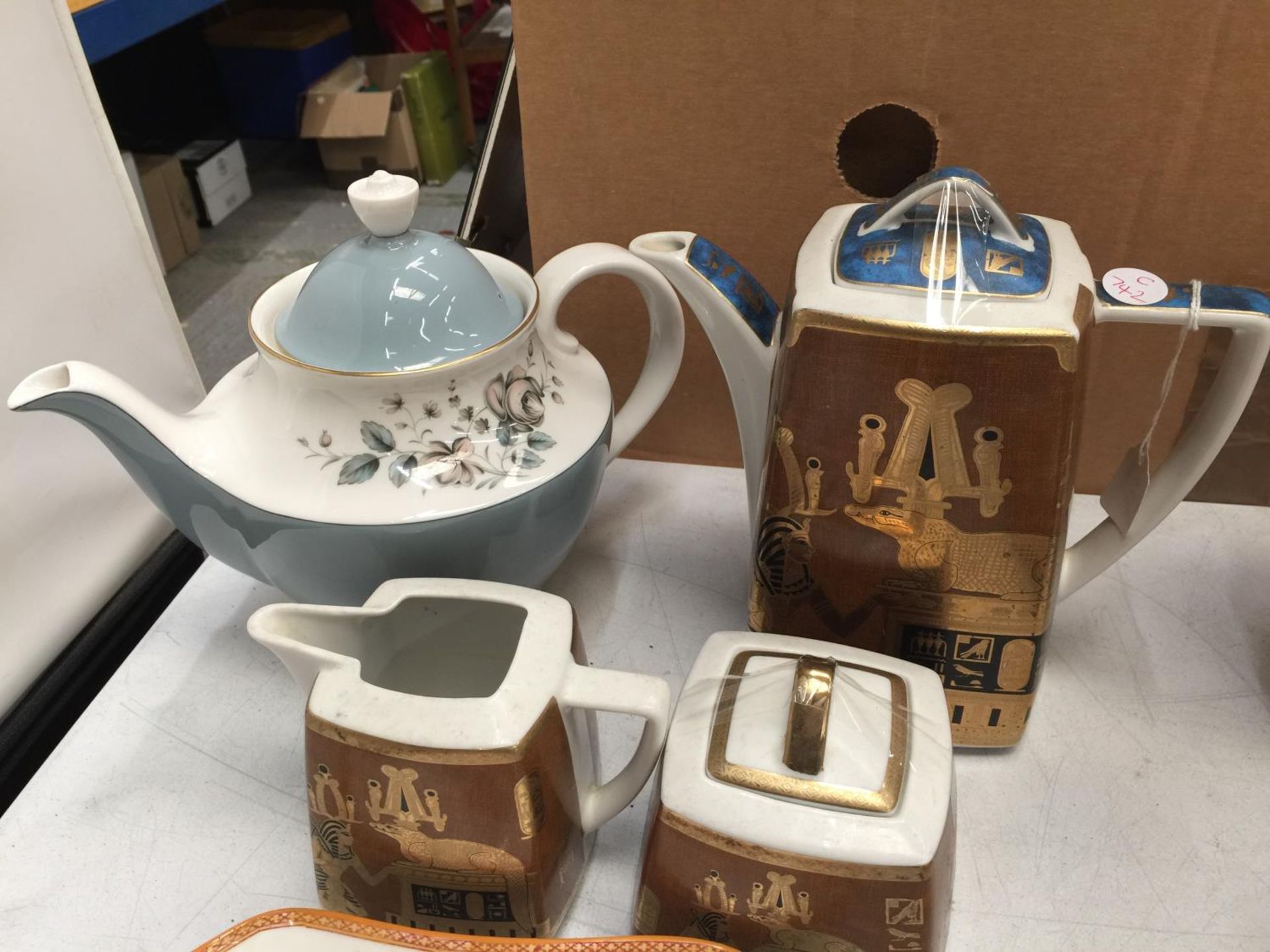 A COLLECTION OF ITEMS TO INCLUDE AN EGYPTIAN COFFEE POT, CREAM JUG AND SUGAR BOWL, ROYAL WORCESTER - Image 4 of 8