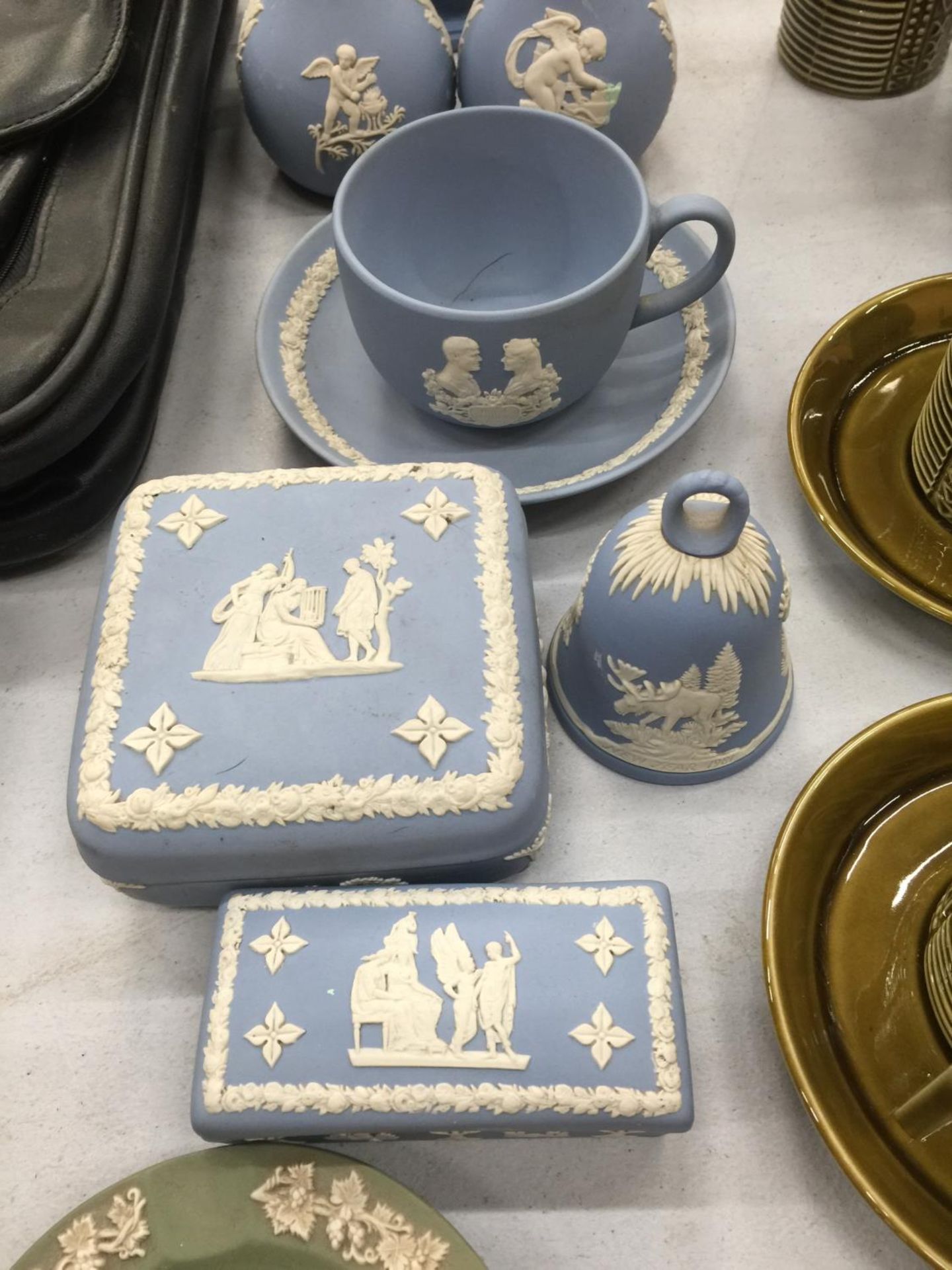 A QUANTITY OF WEDGWOOD JASPERWARE TO INCLUDE VASES, CUP AND SAUCER, TRINKET BOXES, PIN TRAYS, ETC - Image 3 of 4