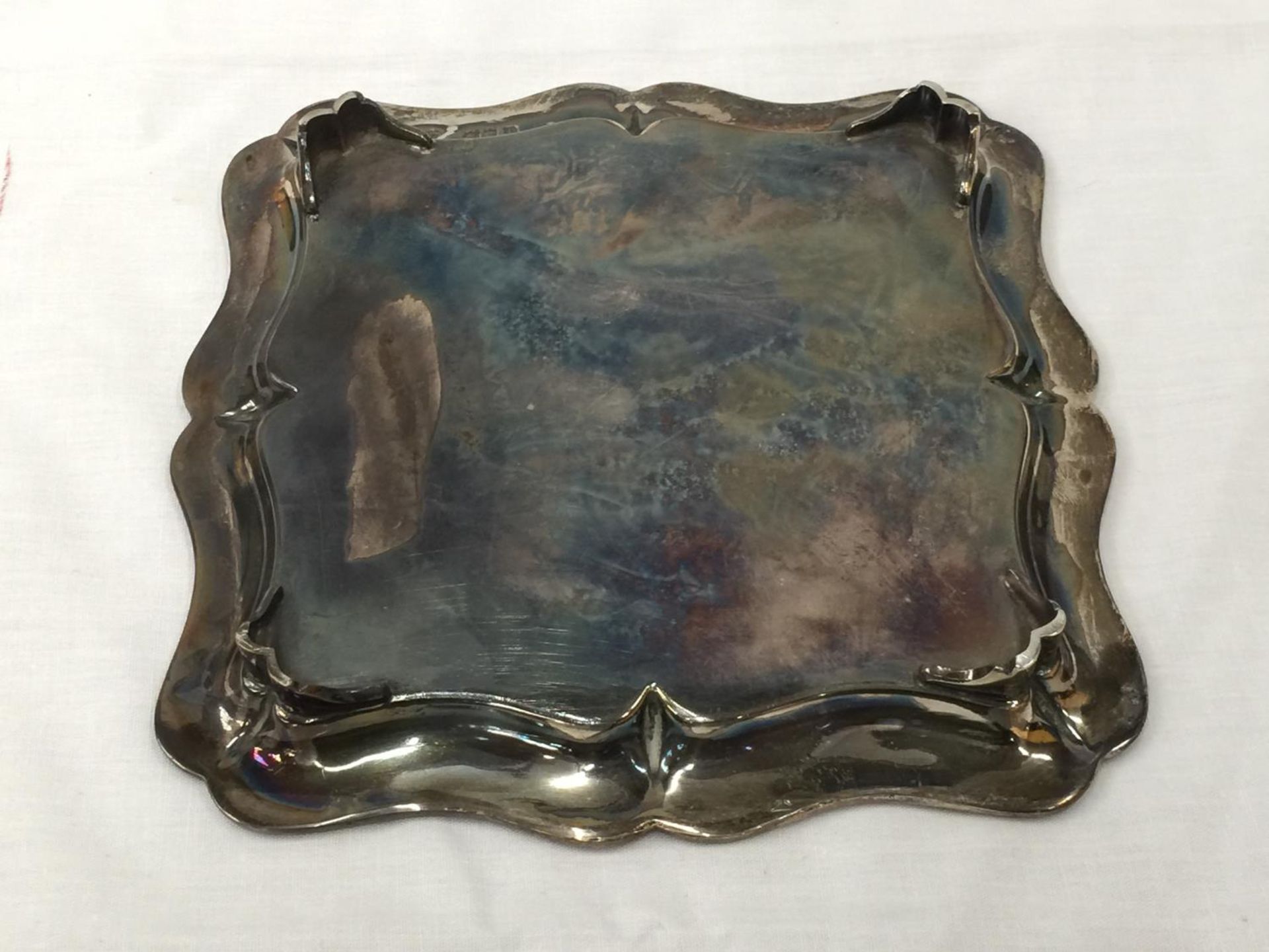 A LONDON HALLMARKED SILVER TRAY ON FEET. 18CM X 18CM. WEIGHT 295 GRAMS - Image 9 of 10