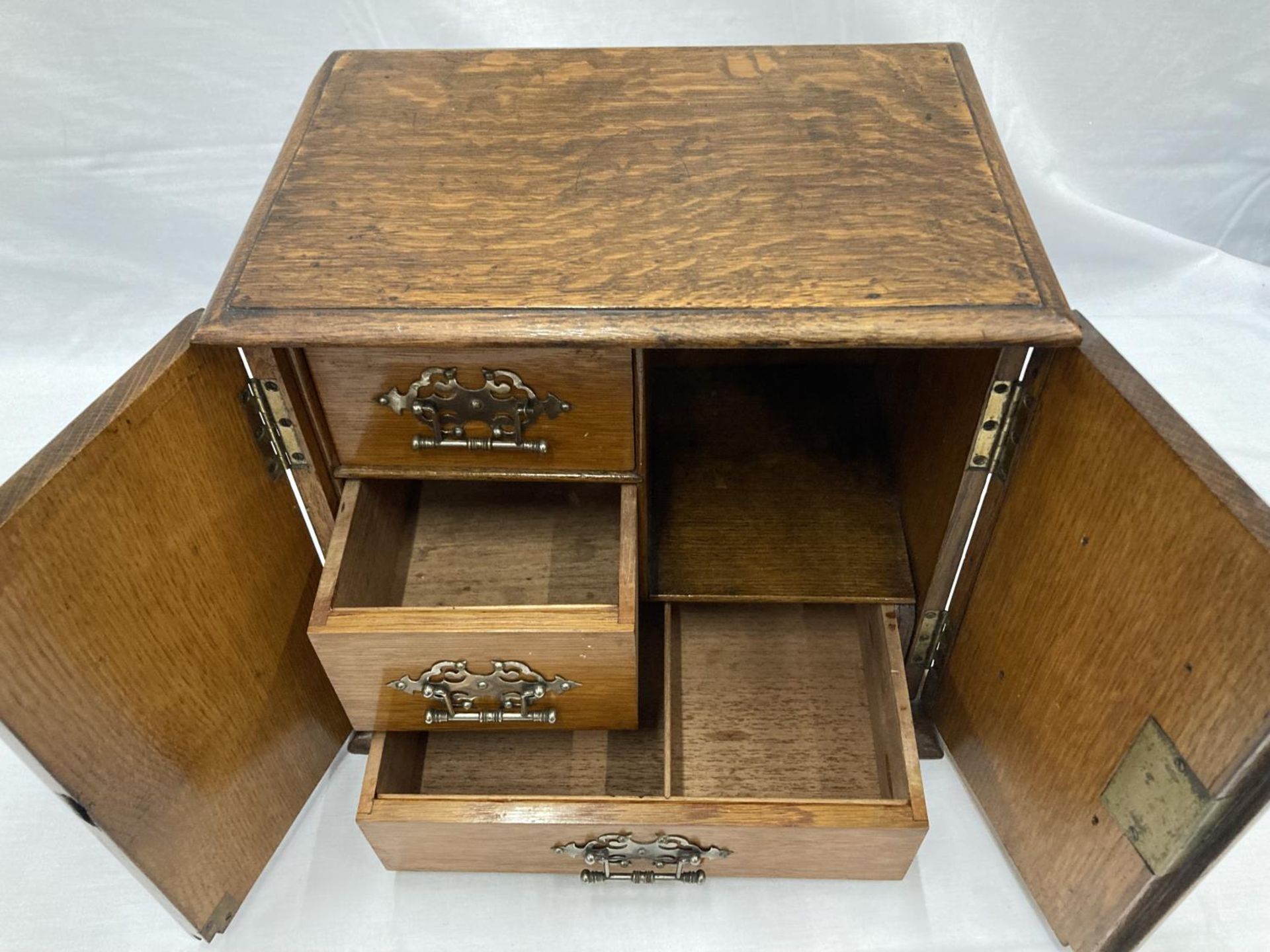 AN OAK SMOKERS CABINET WITH THREE ENCLOSED DRAWERS H: 30CM, W: 32CM - Image 3 of 7