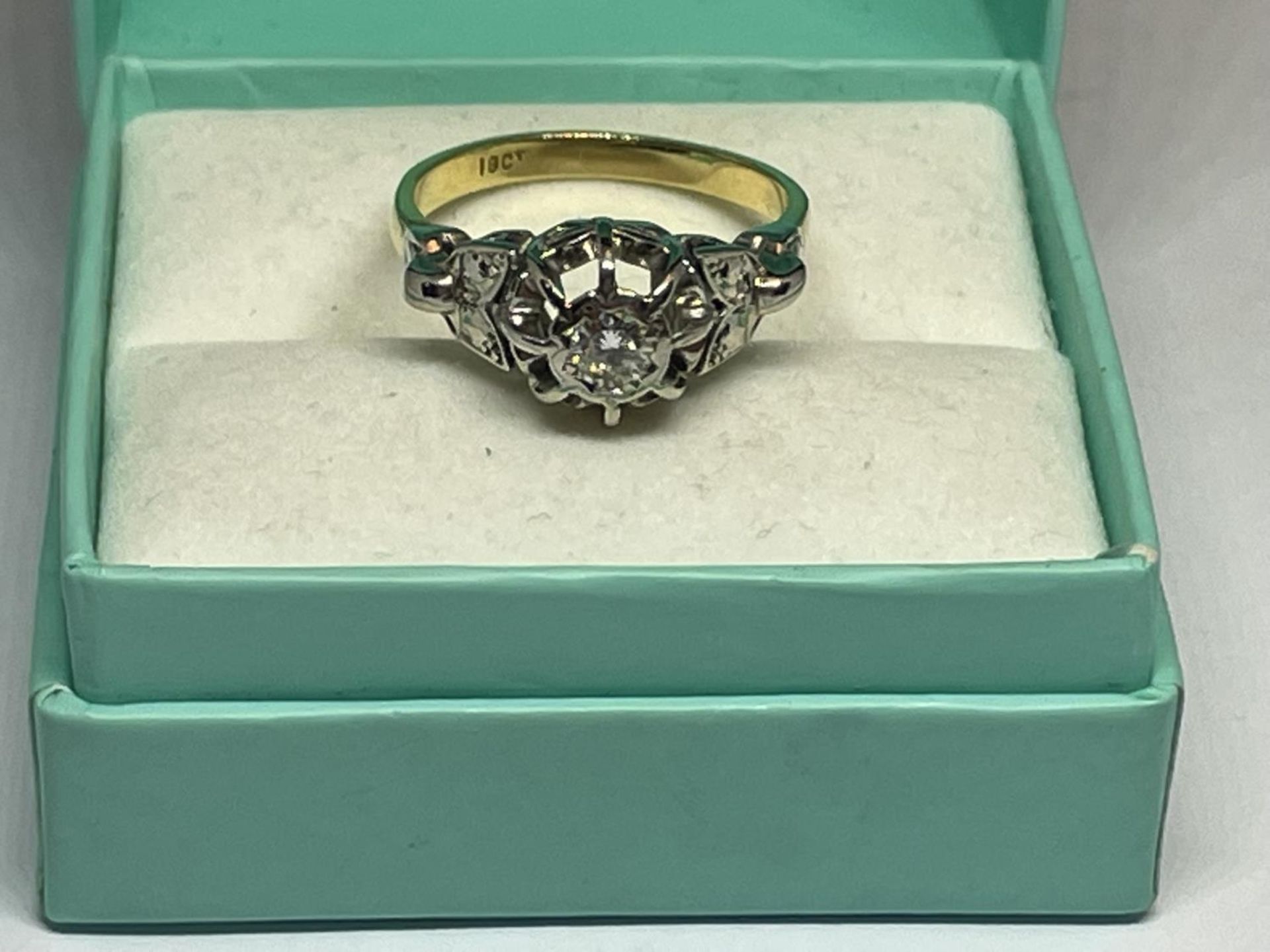 AN 18 CARAT GOLD AND PLATINUM DIAMOND SOLITAIRE RING SIZE M/N IN A PRESENTATION BOX - Image 4 of 4