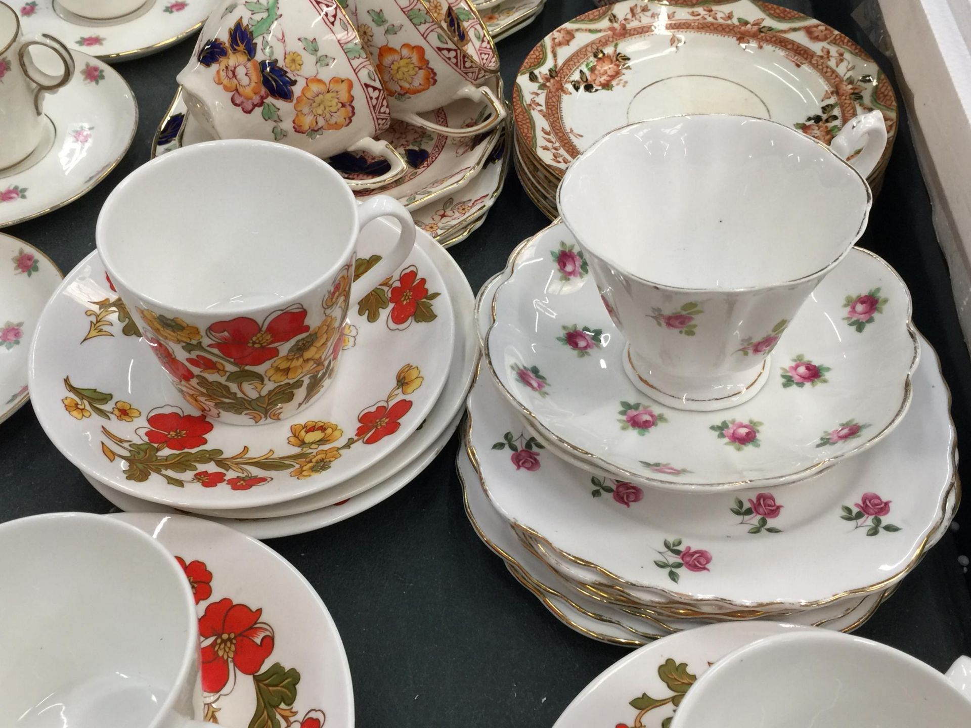 A LARGE QUANTITY OF VINTAGE CHINA AND PORCELAIN CUPS AND SAUCERS TO INCLUDE ROYAL DOULTON, ALFRED - Image 4 of 8