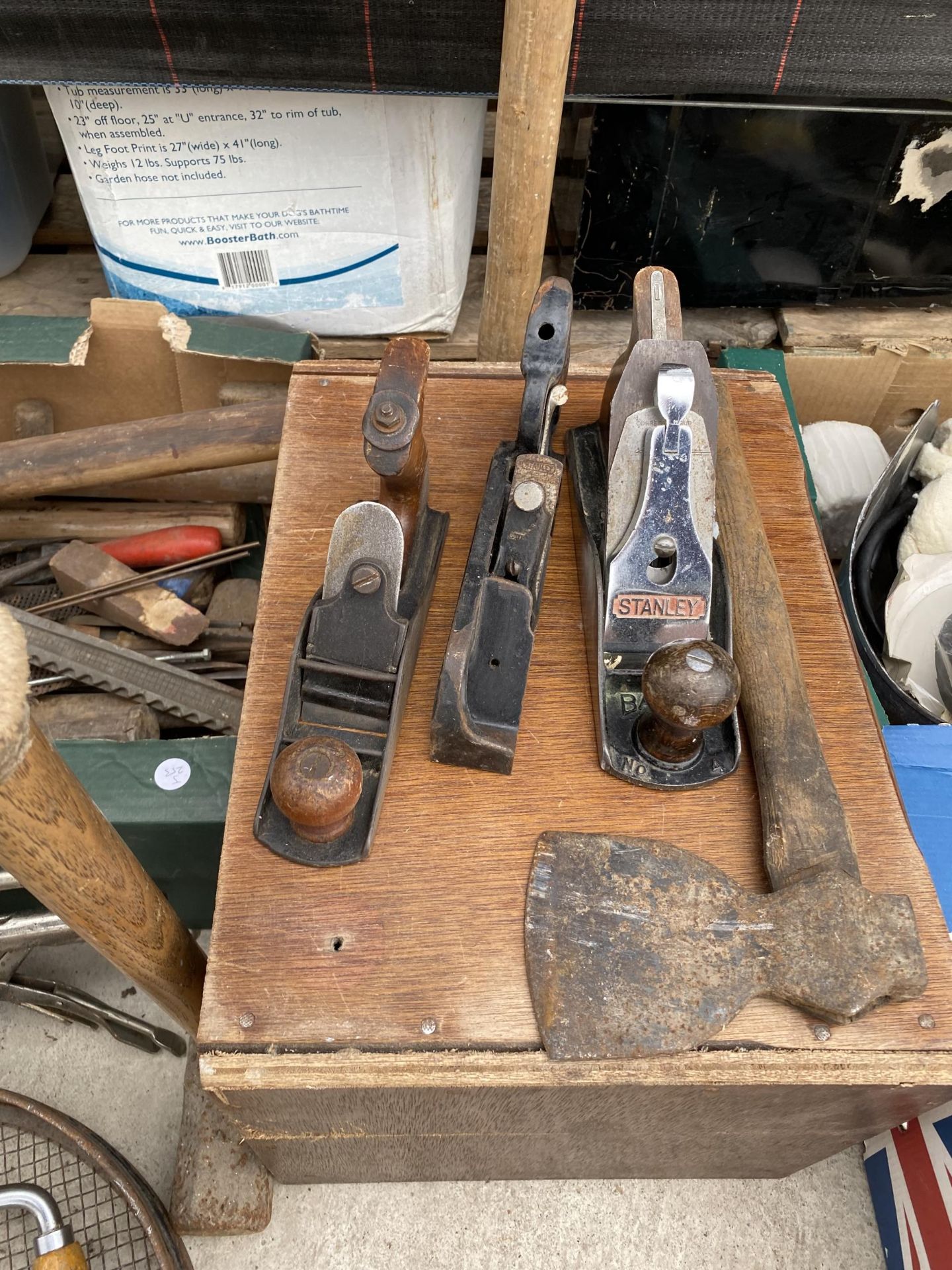 AN ASSORTMENT OF VINTAGE TOOLS TO INCLUDE WOOD PLANES, BRACE DRILLS AND AN AXE ETC - Image 4 of 6