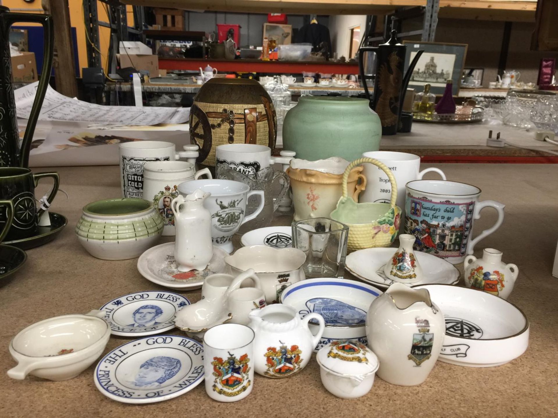 A QUANTITY OF CERAMICS TO INCLUDE MINIATURE GOSS WARE, VASES, PIN TRAYS, VINTAGE CUPS, ETC