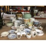 A QUANTITY OF CERAMICS TO INCLUDE MINIATURE GOSS WARE, VASES, PIN TRAYS, VINTAGE CUPS, ETC