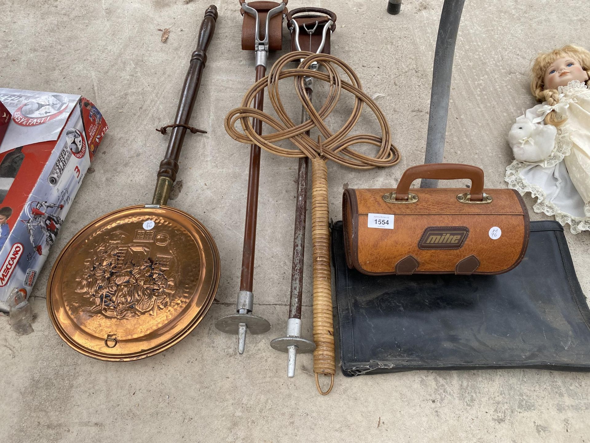 AN ASSORTMENT OF VINTAGE ITEMS TO INCLUDE A CARPET BEATER, STICK SEATS AND A BED WARMING PAN ETC