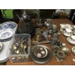 A LARGE QUANTITY OF SILVER PLATED ITEMS TO INCLUDE FLATWARE, TANKARDS, TEAPOT, VINTAGE MINCER,