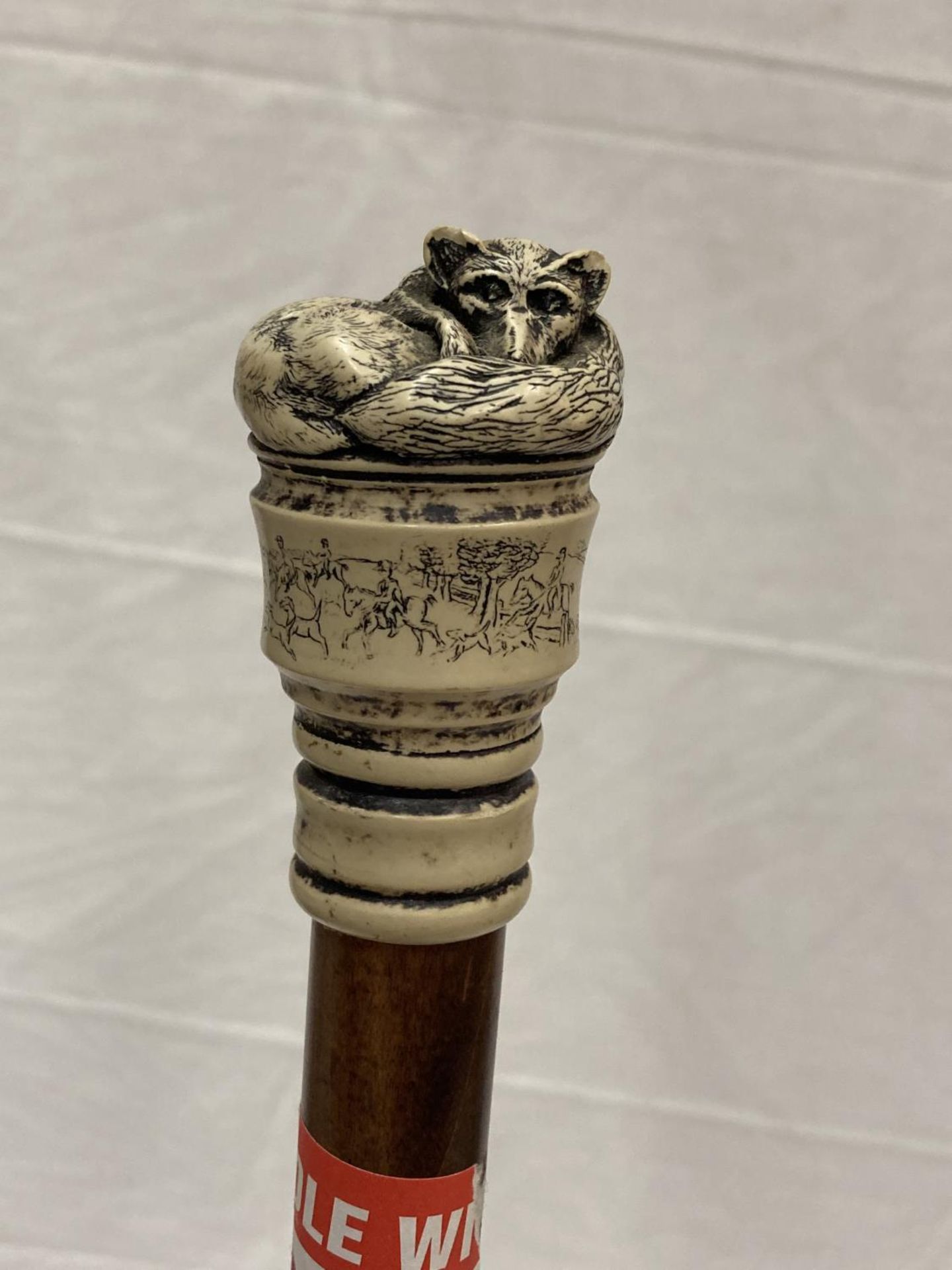 A WALKING CANE WITH A FOX FINIAL AND ENGRAVED HUNTING SCENE - Image 5 of 6