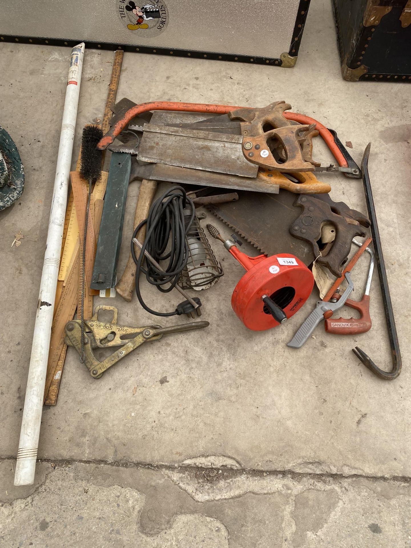 AN ASSORTMENT OF VINTAGE TOOLS TO INCLUDE SAWS, AN AXE AND A 12MM X 1000MM SDS DRILL BIT ETC