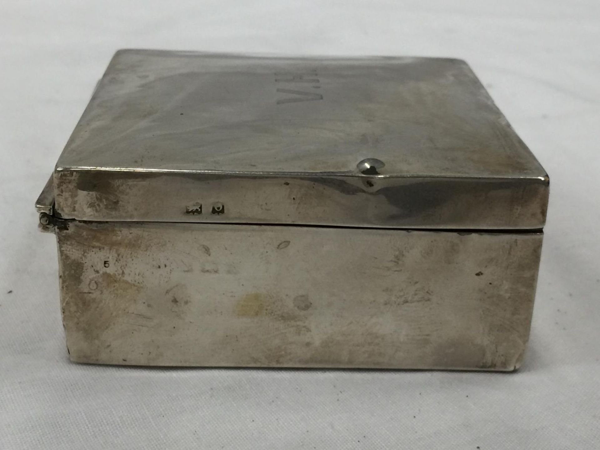 A HALLMARKED (INDISTINCT) SILVER TRINKET BOX WITH WOODEN LINING. WEIGHT: 234 GRAMS - Image 8 of 8