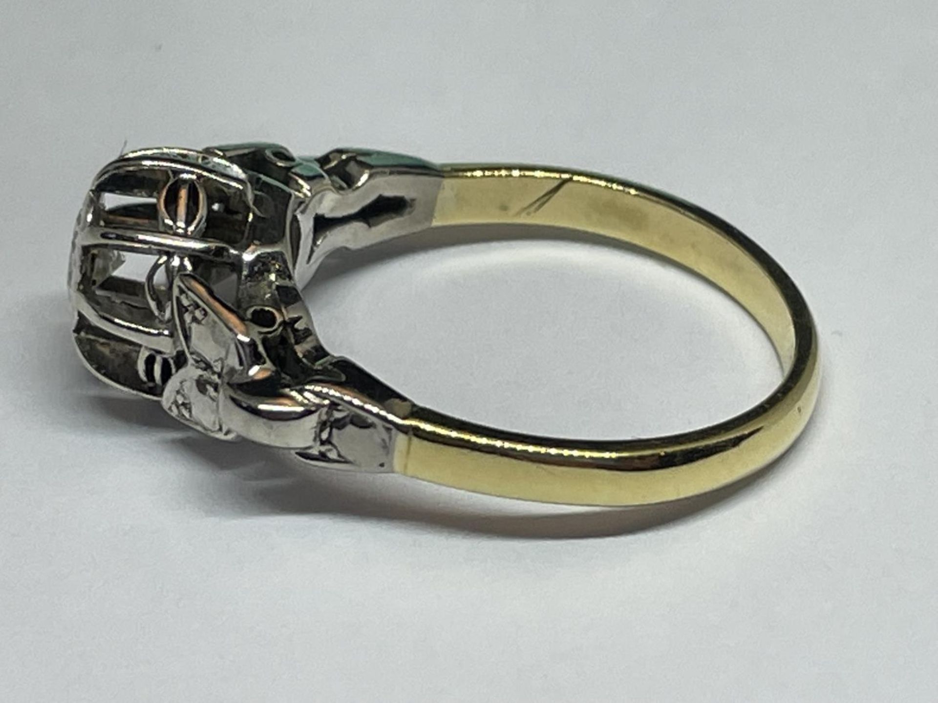 AN 18 CARAT GOLD AND PLATINUM DIAMOND SOLITAIRE RING SIZE M/N IN A PRESENTATION BOX - Image 2 of 4