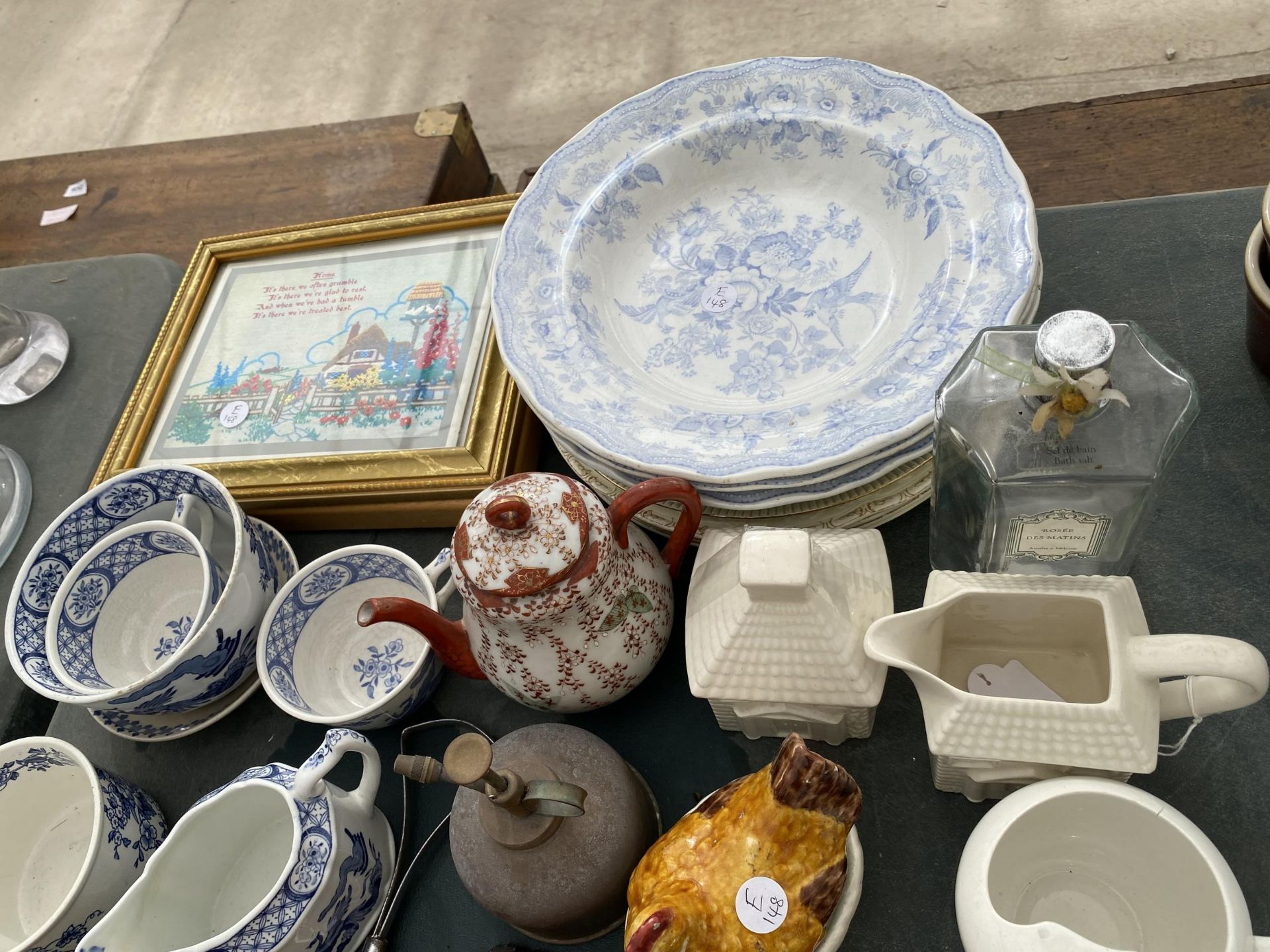 AN ASSORTMENT OF ITEMS TO INCLUDE A COPPER OIL CAN, BLUE AND WHITE CERAMICS AND FIGURES ETC - Image 3 of 4