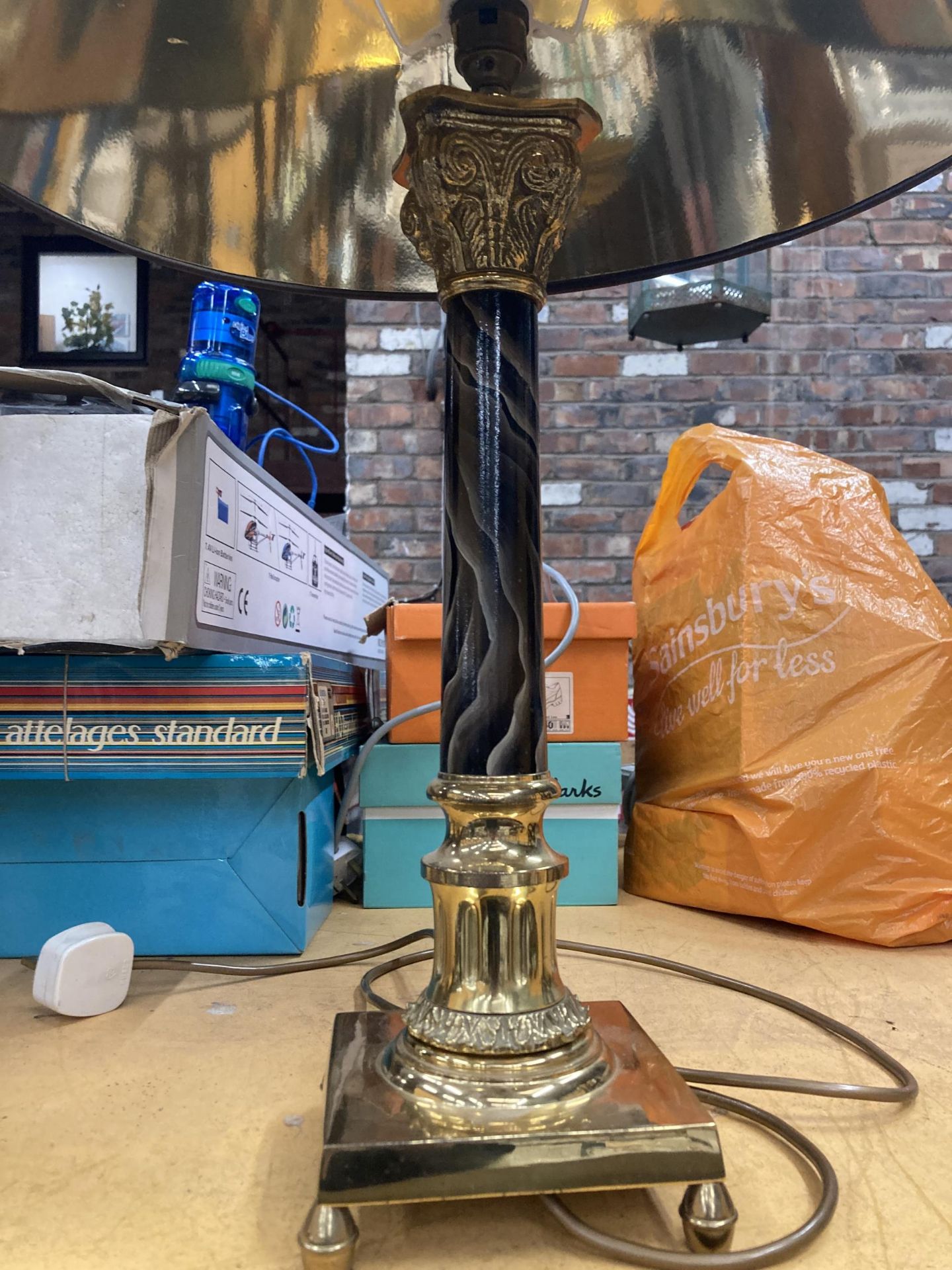 A LARGE BRASS BASED TABLE LAMP WITH SHADE HEIGHT APPROX 42CM TO TOP OF BASE - Image 2 of 3