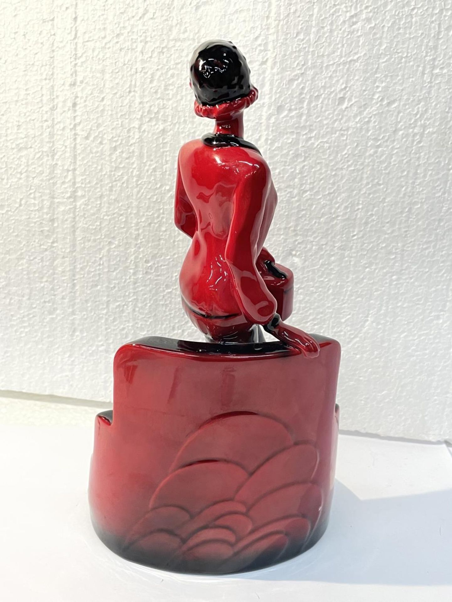 A PEGGY DAVIES RUBY FUSION ART DECO FIGURINE - 26 CM IN HEIGHT - Image 3 of 5