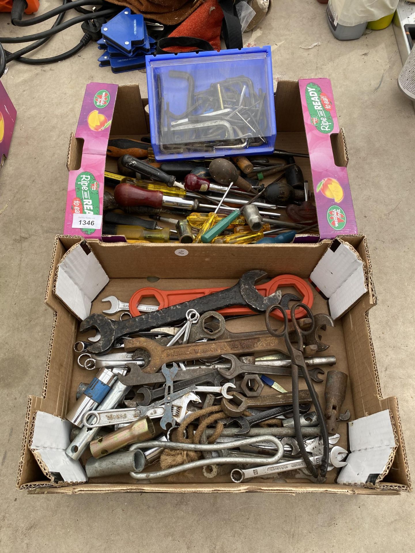A LARGE QUANTITY OF SPANNERS, SCREW DRIVERS AND ALAN KEYS ETC