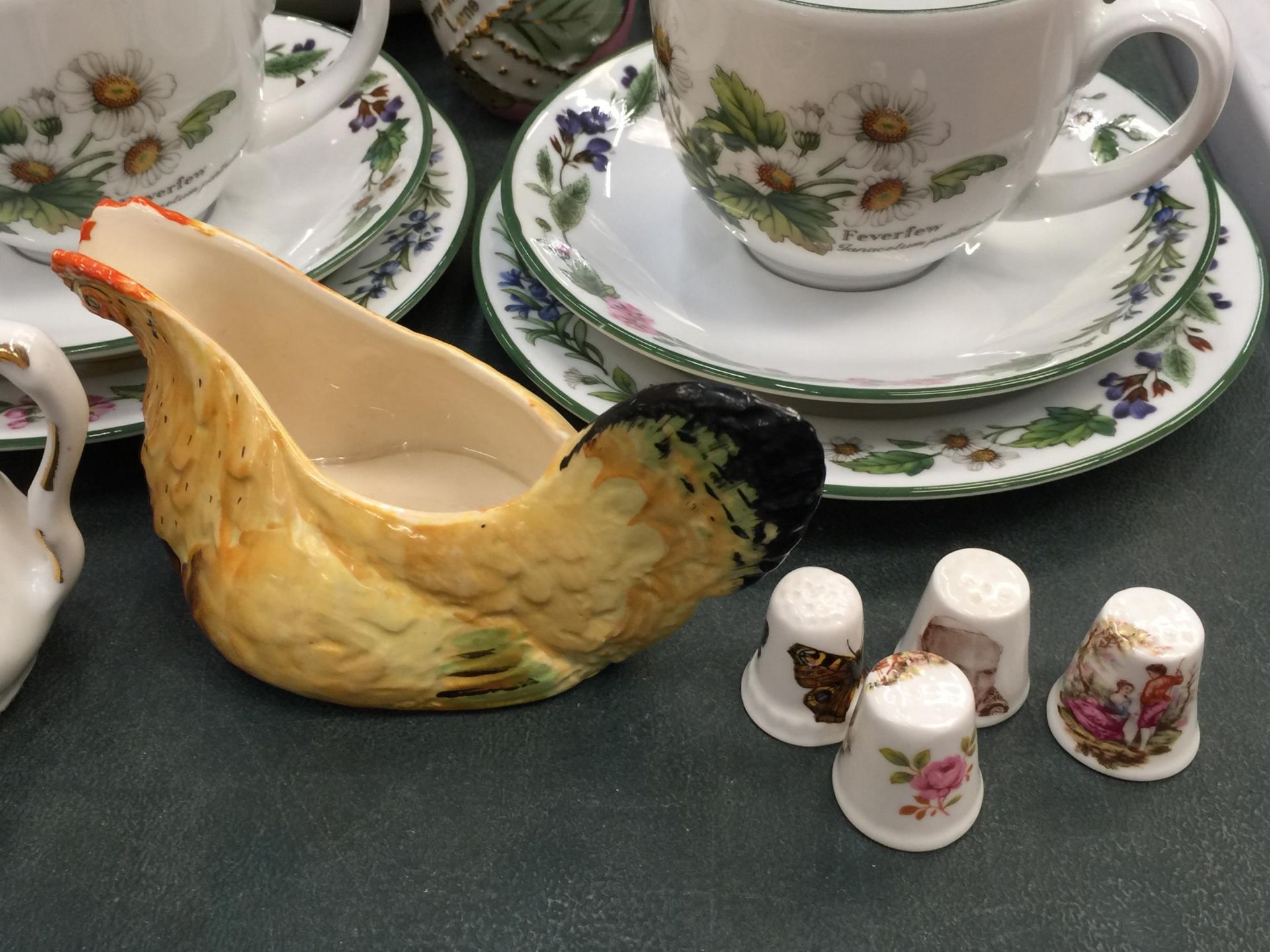 A QUANTITY OF ITEMS TO INCLUDE CROWN STAFFORDSHIRE CUPS AND SAUCERS, WORCESTER 'HERBS' TRIOS, A - Image 2 of 7