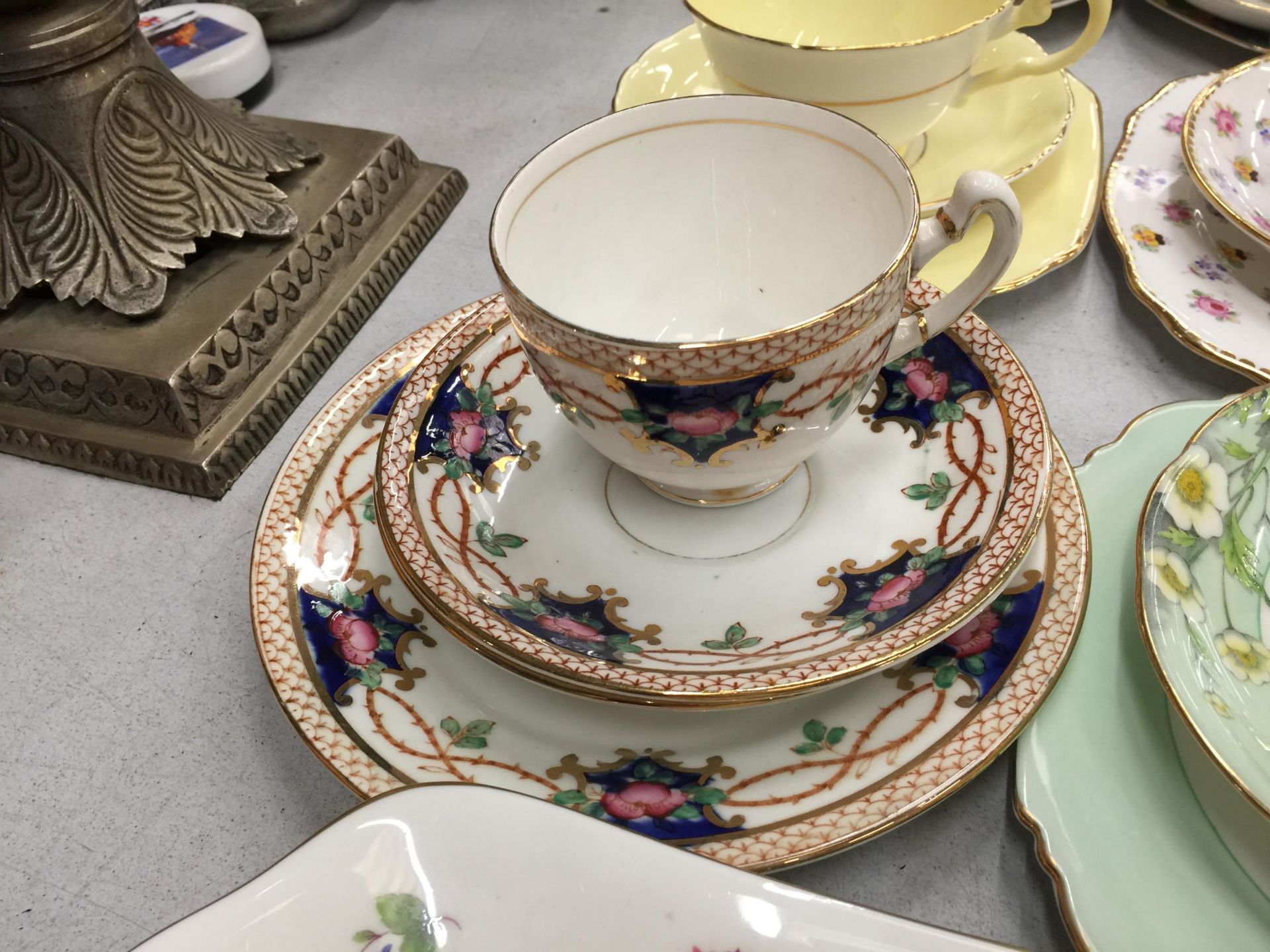 A QUANTITY OF CHINA TRIOS TO INCLUDE PARAGON, ROYAL STAFFORD 'ROSE PANSY', TUSCAN, ROYAL WORCESTER - Image 5 of 6