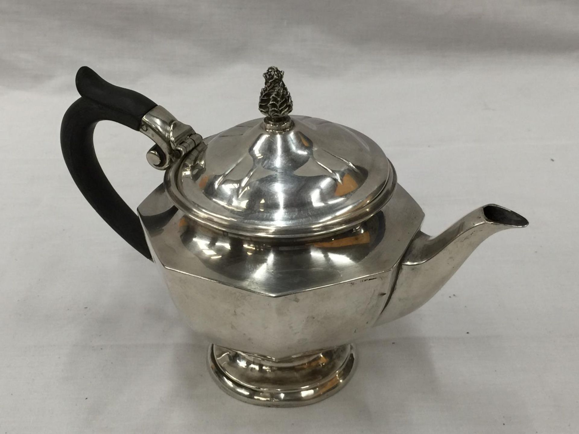 A BIRMINGHAM HALLMARKED SILVER TEAPOT NOT WITH ORIGINAL LID WEIGHT 372 GRAMS - Image 3 of 12