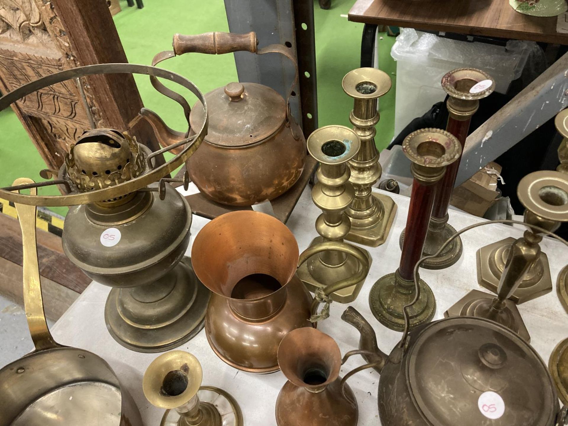 A LARGE QUANTITY OF BRASS AND COPPER ITEMS TO INCLUDE PANS, COPPER KETTLES AND STANDS, CANDLESTICKS, - Image 5 of 8