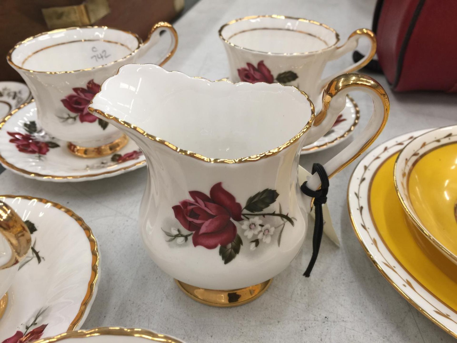 A VINTAGE ROSE PATTERNED 'LUBORN' TEASET TO INCLUDE CUPS, SAUCERS, CREAM JUG AND SUGAR BOWL - Image 5 of 6
